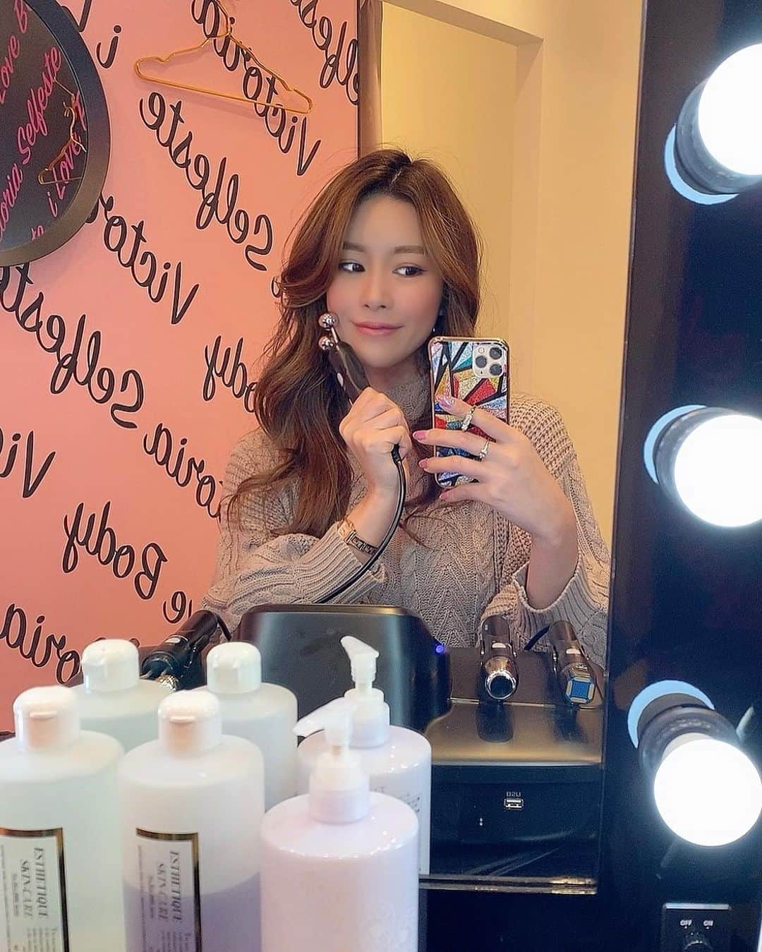 吉美あやさんのインスタグラム写真 - (吉美あやInstagram)「気になってたセルフエステの体験に行ってきました @victoria_selfeste 💆‍♀️💞 . 今回はウエストを中心に機械を当てたけど、本格エステを受けた時と同じような効果がありました！❤️ VICTORIA SELFESTEはBODY&FACE&NAILの全てが揃うトータルビューティスタジオで、スタジオがオシャレでめちゃくちゃ可愛い😍❤️ 盛れる映えスポットが沢山でいっぱい写真撮った✌️💕 . . ♥️VICTORIA SELFESTEとは♥️ ☆1台数百万円以上の業務用エステマシンが使い放題！✨ ☆超音波、高周波、セルライト吸引、リフトアップマシン、サーマルフラクショナルなど沢山の機能があります✨ ☆ジムのように毎日でも通えて通いたい放題！しかも、業界最安値の月額5800円〜✨ ☆表参道、恵比寿の他も続々とオープン予定💋✨ . 吉美あやのインスタを見たVICTORIAオリジナル酵素プレゼントしてくれるよ😚♥️ 体験は無料なので気になる人はぜひ行ってみてね🥰 . . #Victoriaselfeste #victoria #ヴィクトリアセルフエステ #定額制セルフエステ #セルフエステ#エステ #エステ通い放題 #ダイエット #selfie #셀카 #셀스타그램 #소통 #섹시 #촬영 #레이싱모델 #모델 #일본여자 #japanesegirl #followme #レースクイーン #RQ #吉美あや #モデル #photography #pic #picture」12月16日 17時23分 - aya_yoshimin
