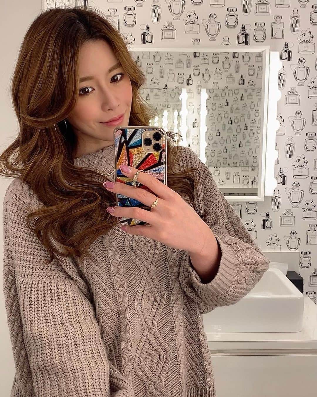 吉美あやさんのインスタグラム写真 - (吉美あやInstagram)「気になってたセルフエステの体験に行ってきました @victoria_selfeste 💆‍♀️💞 . 今回はウエストを中心に機械を当てたけど、本格エステを受けた時と同じような効果がありました！❤️ VICTORIA SELFESTEはBODY&FACE&NAILの全てが揃うトータルビューティスタジオで、スタジオがオシャレでめちゃくちゃ可愛い😍❤️ 盛れる映えスポットが沢山でいっぱい写真撮った✌️💕 . . ♥️VICTORIA SELFESTEとは♥️ ☆1台数百万円以上の業務用エステマシンが使い放題！✨ ☆超音波、高周波、セルライト吸引、リフトアップマシン、サーマルフラクショナルなど沢山の機能があります✨ ☆ジムのように毎日でも通えて通いたい放題！しかも、業界最安値の月額5800円〜✨ ☆表参道、恵比寿の他も続々とオープン予定💋✨ . 吉美あやのインスタを見たVICTORIAオリジナル酵素プレゼントしてくれるよ😚♥️ 体験は無料なので気になる人はぜひ行ってみてね🥰 . . #Victoriaselfeste #victoria #ヴィクトリアセルフエステ #定額制セルフエステ #セルフエステ#エステ #エステ通い放題 #ダイエット #selfie #셀카 #셀스타그램 #소통 #섹시 #촬영 #레이싱모델 #모델 #일본여자 #japanesegirl #followme #レースクイーン #RQ #吉美あや #モデル #photography #pic #picture」12月16日 17時23分 - aya_yoshimin
