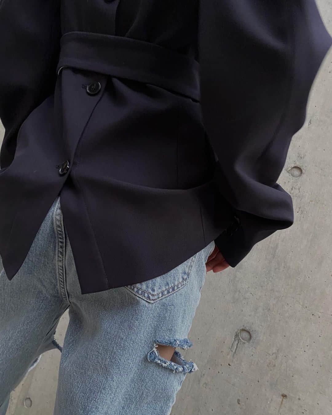リステアさんのインスタグラム写真 - (リステアInstagram)「This jacket will make you so perfect💙💙💙 >>> @rokhofficial   ✔️Blazer w/Sleeve ¥156,000 + Tax ✔️Denim Pants Side Slit ¥42,000 + Tax  @restirofficial  RESTIR.com RESTIR STYLISTS APP RESTIR BOUTIQUE  #restir #リステア #rokh #ロク #jacket #ジャケット #denim #デニム #ジャケットコーデ #womensfashion #womenstyle」12月16日 17時19分 - restirofficial