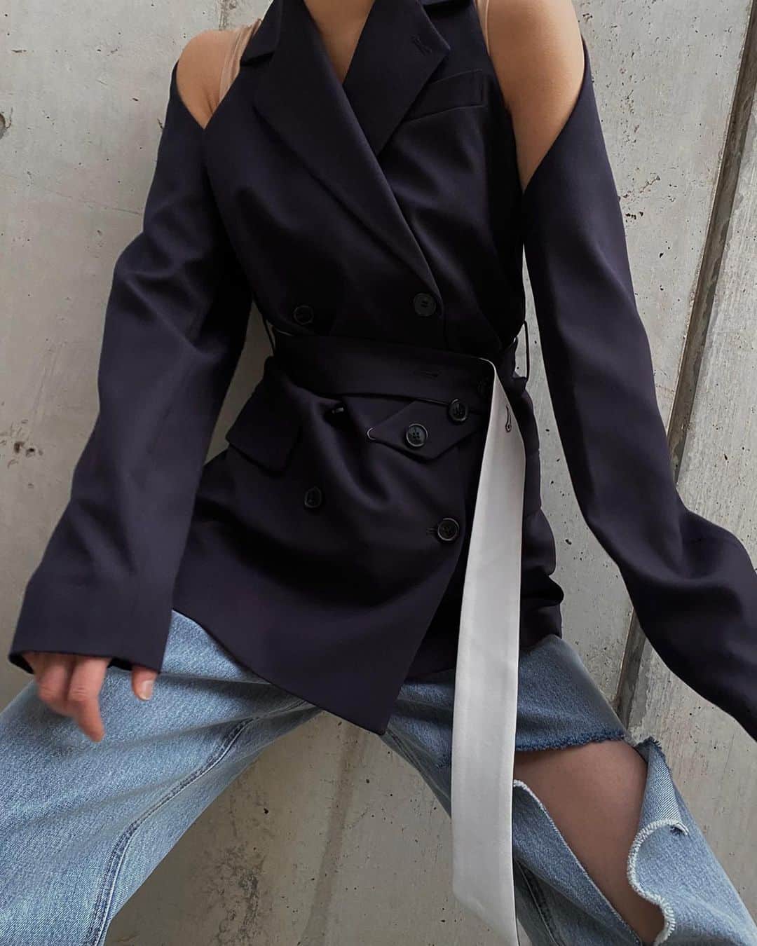 のインスタグラム：「This jacket will make you so perfect💙💙💙 >>> @rokhofficial   ✔️Blazer w/Sleeve ¥156,000 + Tax ✔️Denim Pants Side Slit ¥42,000 + Tax  @restirofficial  RESTIR.com RESTIR STYLISTS APP RESTIR BOUTIQUE  #restir #リステア #rokh #ロク #jacket #ジャケット #denim #デニム #ジャケットコーデ #womensfashion #womenstyle」