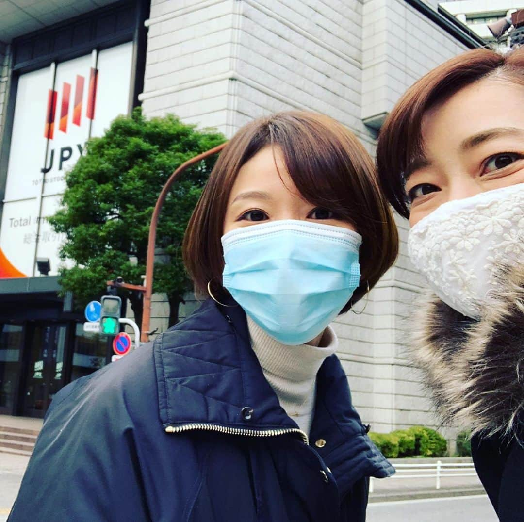 八木ひとみさんのインスタグラム写真 - (八木ひとみInstagram)「日本橋近辺に行ったついでに東証寄ろー！ってワイワイして写真まで撮っちゃいました🤤  #JPX #東京証券取引所 #兜神社 #小網神社 #狛犬散歩 #経済キャスター」12月16日 17時21分 - yagi_hitomi_0801