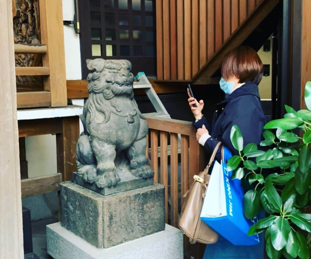 八木ひとみさんのインスタグラム写真 - (八木ひとみInstagram)「日本橋近辺に行ったついでに東証寄ろー！ってワイワイして写真まで撮っちゃいました🤤  #JPX #東京証券取引所 #兜神社 #小網神社 #狛犬散歩 #経済キャスター」12月16日 17時21分 - yagi_hitomi_0801