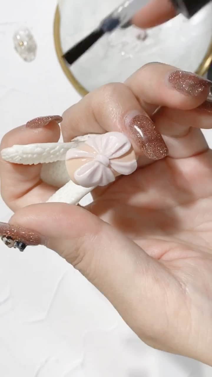 なかやまちえこのインスタグラム：「LOG③です。⠀ ⠀ 3Dリボンの完成まで。⠀ ⠀ It is LOG ③. ⠀  ⠀ Make a 3D ribbon. ⠀ ⠀ PREGEL・Betty gel・きまぐれキャット・PREANFA・PREXY商品は、ネイリストの方は↓ ⠀ プリモール @nail_premall ⠀ http://gelnailshop.com/ ⠀ ⠀ キャンディポケット @candypocket_official ⠀ http://www.beautysupport.jp/sm/script_main/shoptop.php ⠀ ⠀ セルフの方は↓ ⠀ ジョイアート @joyartofficial ⠀ http://joyart.biz/ ⠀ ⠀ にて購入頂けます☺️⠀⠀ ⠀ @pregelofficial @kimagure_cat_whim @bettygel_official  #nail #nails #nailart #ネイル #美甲 #ネイルアート  #japanesenailart #manucure #japanesenails #manicurist #gelnails #أظافر #네일아트 #미용 #vẽmóng #ngườiđẹp  #เพ้นท์เล็บ #искусствоногтя #artedeuñas #เพ้นท์เล็บเจล #ジェルネイルデザイン #ネイルデザイン #senikuku #nagelkunst #3dnails #3dネイル #リボンネイル #ribbonnails」