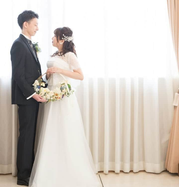 【公式】小さな結婚式さんのインスタグラム写真 - (【公式】小さな結婚式Instagram)「@petit.wedding をフォローしてね♩  #小さな結婚式 をつけてのお写真投稿も大歓迎です♡  こちらの公式IGでリグラムさせていただきます＊  .  【花嫁さまの声*】 コロナで大変な時にもかかわらず、 丁寧に対応していただき、 よいお式をすることができました。 特に美容スタッフの方が、 比較的長時間近距離でご対応いただきましたが、 明るく接してくださり、 心配よりも楽しさが勝りました。 ありがとうございました。 . >>#小さな結婚式表参道店 . ———————  #小さな結婚式  #petitwedding  #ラヴィファクトリー #前撮り #結婚式  #プレ花嫁 #卒花  #アットホーム  #少人数 #家族婚  #少人数結婚式  #ウェディング  #wedding #bridal  #weddingdress  #花嫁 #挙式 #結婚式準備 #式場探し  #日本中のプレ花嫁さまと繋がりたい  #結婚式の思い出に浸る会  #結婚準備 #ドレス姿 #花嫁姿 #ウェディングドレス #ナチュラルウェディング #ウェディングフォト #リースブーケ」12月16日 17時22分 - petit.wedding