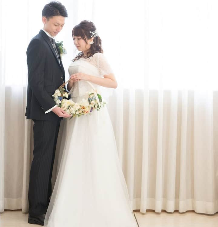 【公式】小さな結婚式さんのインスタグラム写真 - (【公式】小さな結婚式Instagram)「@petit.wedding をフォローしてね♩  #小さな結婚式 をつけてのお写真投稿も大歓迎です♡  こちらの公式IGでリグラムさせていただきます＊  .  【花嫁さまの声*】 コロナで大変な時にもかかわらず、 丁寧に対応していただき、 よいお式をすることができました。 特に美容スタッフの方が、 比較的長時間近距離でご対応いただきましたが、 明るく接してくださり、 心配よりも楽しさが勝りました。 ありがとうございました。 . >>#小さな結婚式表参道店 . ———————  #小さな結婚式  #petitwedding  #ラヴィファクトリー #前撮り #結婚式  #プレ花嫁 #卒花  #アットホーム  #少人数 #家族婚  #少人数結婚式  #ウェディング  #wedding #bridal  #weddingdress  #花嫁 #挙式 #結婚式準備 #式場探し  #日本中のプレ花嫁さまと繋がりたい  #結婚式の思い出に浸る会  #結婚準備 #ドレス姿 #花嫁姿 #ウェディングドレス #ナチュラルウェディング #ウェディングフォト #リースブーケ」12月16日 17時22分 - petit.wedding