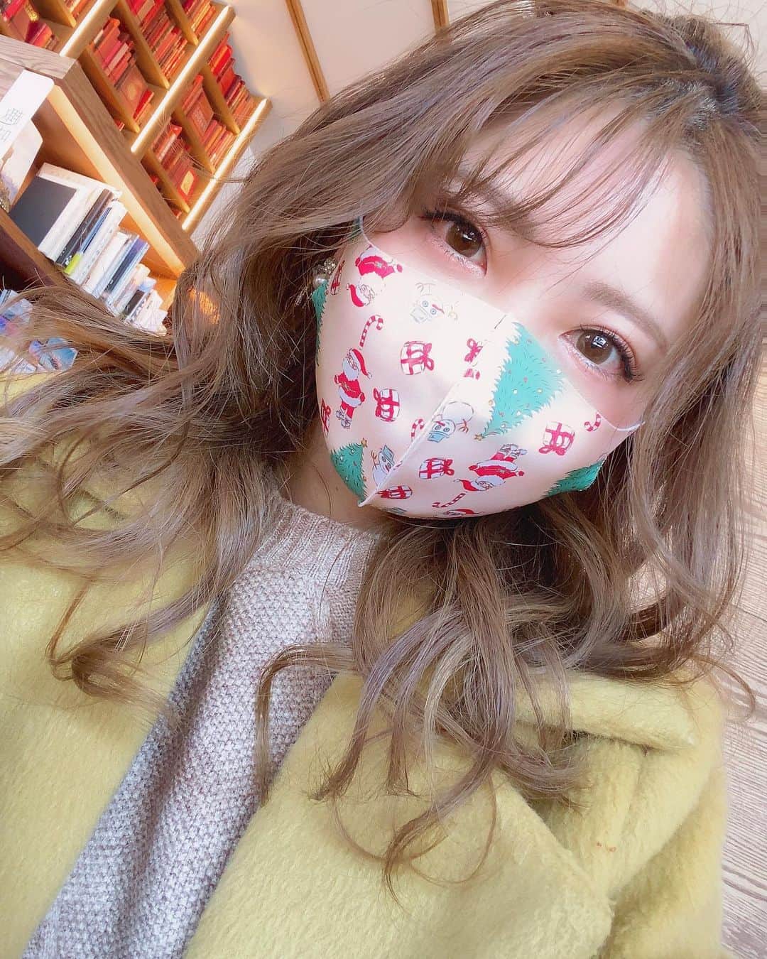 のインスタグラム：「年末ラストスパート！ 毎日いろんなところで いろんな撮影しています🐰📸 全然載せれてないです😭💕 気分はクリスマスだけど 撮影はもう夏物🌞 さぁ！年内走りきりますよー❣️😍」