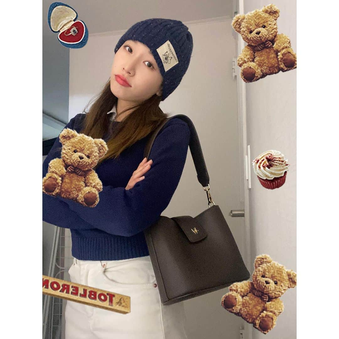 ソヨンのインスタグラム：「방구석 패션쑈🧸  #밸럽 #valluv #데일리백」