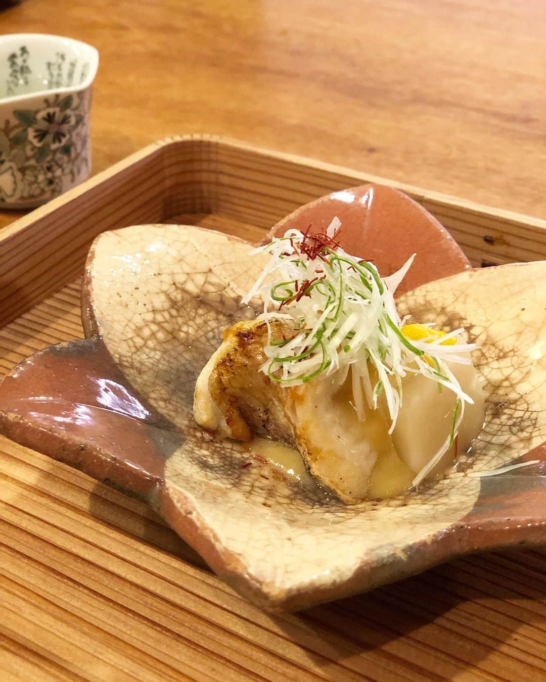 Manaさんのインスタグラム写真 - (ManaInstagram)「🍁🍱💕 𝑪𝒖𝒕𝒆 𝒑𝒂𝒍𝒎𝒕𝒐𝒑 𝑱𝒂𝒑𝒂𝒏𝒆𝒔𝒆 𝒇𝒐𝒐𝒅❤︎ とっても可愛い 手のひらサイズのお料理♪ . 以前、京都旅へ行った際に ディナーで伺った 日本料理 「宮川町 水簾」さん . こちらの小さなお重箱✨ ご飯の上に沢山のおかず🥕🐟🥬 うま味がぎゅっっと詰まっていて 美味しくて、写真映えもして素敵🥰 . 他のお料理も、食材の組み合わせや味付けが 繊細でまたお勉強になりました♪📝 . 特に、最後のお食事とともに出てきた 卵黄ｏｎだし巻き卵…最高！🤤🧡(9枚目) . . 祇園四条駅からすぐのところなので アクセスもよく、おすすめです🥺✨ . また気軽に旅行ができるようになったら 是非皆さんも行ってみてください!♥️ . 保存ボタンで覚えておいてね🐶🐾 . . . . #宮川町水簾 #水簾 #そうだ京都行こう #思い出pic #京都グルメ #京都観光 #京都旅行 #祇園 #祇園四条 #京料理 #日本料理 #手のひらサイズ #おせち料理 #おせち #手のひらおせち #お弁当 #海鮮丼 #お重 #japanesefood #kyotojapan #kyotorestaurant #kyotofood #gion #また行きたいお店 #自粛後の楽しみ」12月16日 17時28分 - mana.tcy