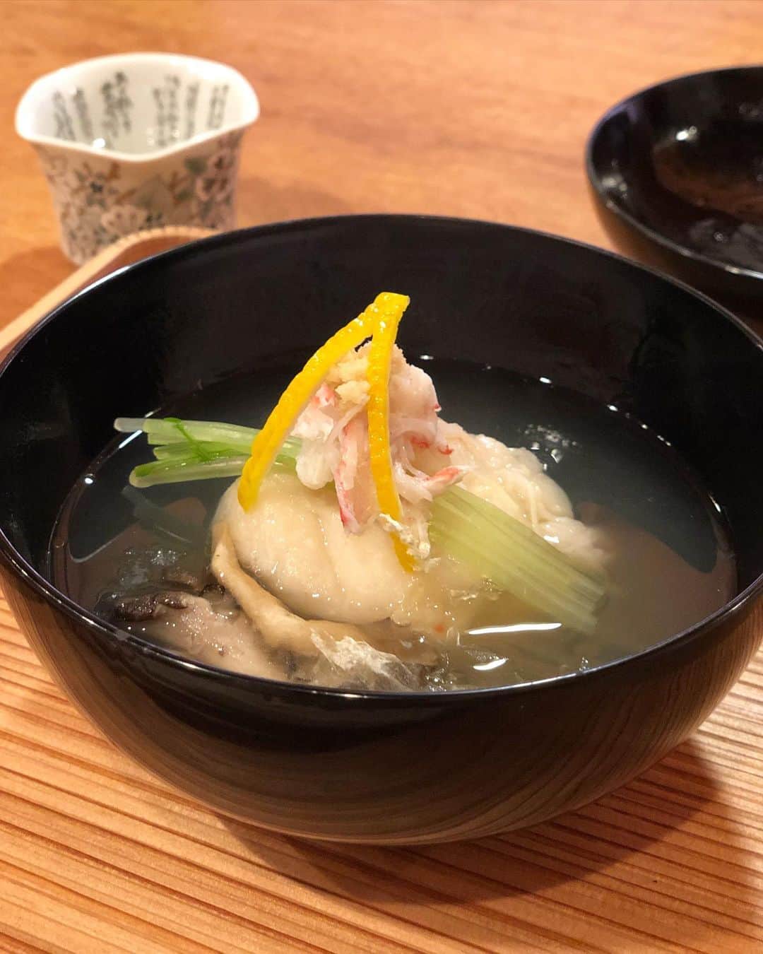 Manaさんのインスタグラム写真 - (ManaInstagram)「🍁🍱💕 𝑪𝒖𝒕𝒆 𝒑𝒂𝒍𝒎𝒕𝒐𝒑 𝑱𝒂𝒑𝒂𝒏𝒆𝒔𝒆 𝒇𝒐𝒐𝒅❤︎ とっても可愛い 手のひらサイズのお料理♪ . 以前、京都旅へ行った際に ディナーで伺った 日本料理 「宮川町 水簾」さん . こちらの小さなお重箱✨ ご飯の上に沢山のおかず🥕🐟🥬 うま味がぎゅっっと詰まっていて 美味しくて、写真映えもして素敵🥰 . 他のお料理も、食材の組み合わせや味付けが 繊細でまたお勉強になりました♪📝 . 特に、最後のお食事とともに出てきた 卵黄ｏｎだし巻き卵…最高！🤤🧡(9枚目) . . 祇園四条駅からすぐのところなので アクセスもよく、おすすめです🥺✨ . また気軽に旅行ができるようになったら 是非皆さんも行ってみてください!♥️ . 保存ボタンで覚えておいてね🐶🐾 . . . . #宮川町水簾 #水簾 #そうだ京都行こう #思い出pic #京都グルメ #京都観光 #京都旅行 #祇園 #祇園四条 #京料理 #日本料理 #手のひらサイズ #おせち料理 #おせち #手のひらおせち #お弁当 #海鮮丼 #お重 #japanesefood #kyotojapan #kyotorestaurant #kyotofood #gion #また行きたいお店 #自粛後の楽しみ」12月16日 17時28分 - mana.tcy