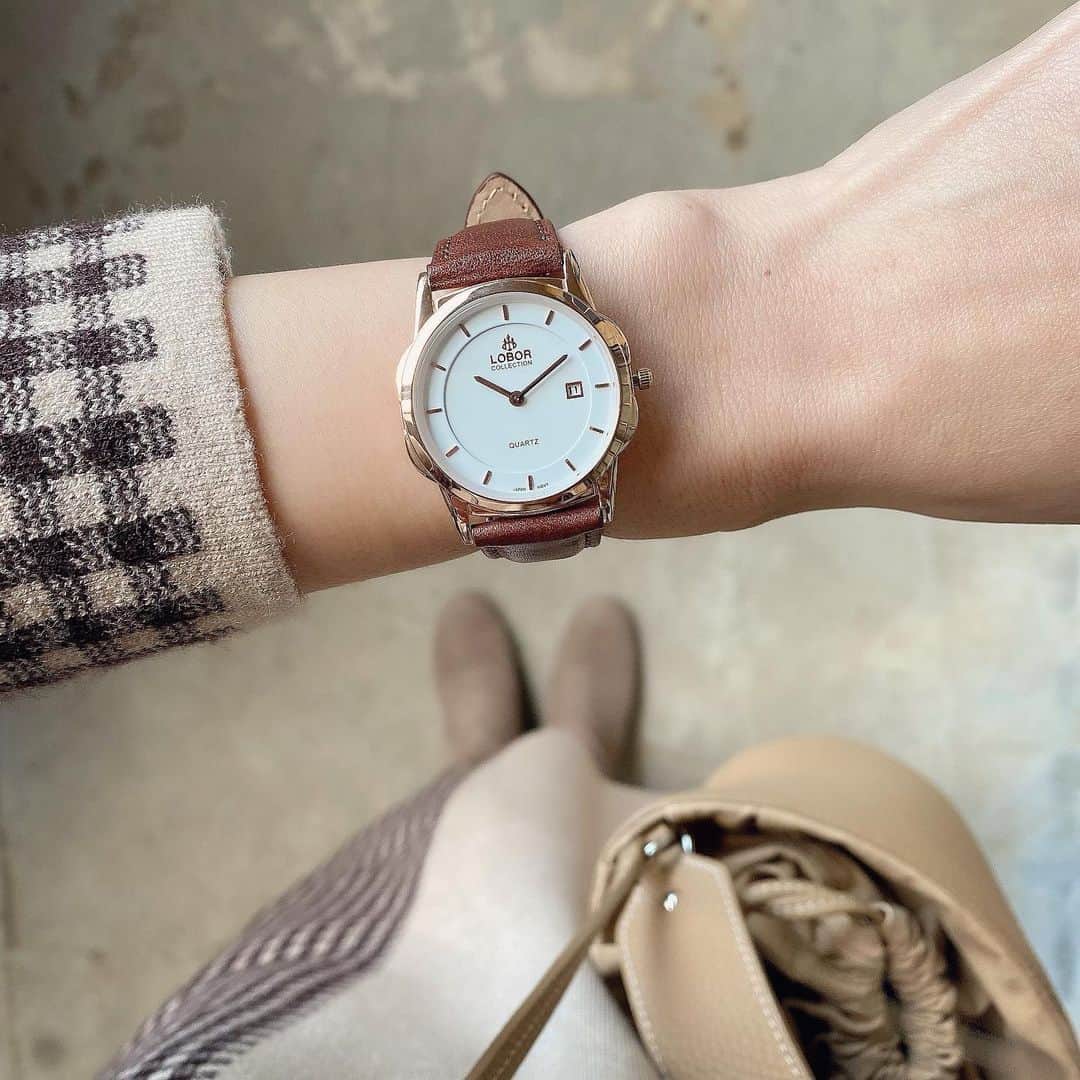 のインスタグラム：「. @loborjapan の腕時計⌚️ デザインが可愛くてお気に入り💕 ベルトもブラウンだから、 何にでも合わせやすくて好き😊✨ この時期はクリスマスプレゼントにも喜ばれそう🎄 私がつけてるのは、 CLASSY S OXFORD BROWN 32mmです❤︎ . . 10%オフになるクーポンコード発行してもらいました！ クーポンコード：harurle3 (2021/12/05まで) 良かったら使って下さい♡♡ . . ストーリーズにも載せました！ . . . #lobor #ロバー #腕時計 #時計 #手元倶楽部 #おしゃれさんと繋がりたい #クリスマス #クリスマスプレゼント #プレゼント #彼女 #彼氏 #手元コーデ #プレゼント #腕時計コーデ #腕時計くら部 #手元 #手元くら部 #mamagirl #locari #ママコーデ #ママファッション #プチプラコーデ #30代ファッション #コーデ #大人可愛い #淡色女子 #大人カジュアル #きれいめカジュアル #partegram #haruru0724_watch」