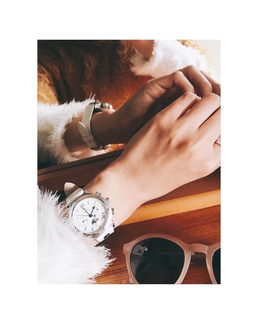 大谷芽衣のインスタグラム：「・ ・ ・ ずっと欲しいと思ってた 真っ白なベルトの時計。 クロコ調のレザーベルトに 洒落た青い針。 めちゃくちゃツボ。 このゴツすぎないデザインすき。 かわいい。100点。 ・ Watch詳細 @loborjapan  ✓CELLINI S DES VOEUX  (WHITE)35mm ・ 10%off coupon…otanilj73 ・ ・ #ロバー #時計 #腕時計 #lobor #クリスマス #ペアウォッチ #プレゼント #手元くら部 #手元倶楽部 #手元コーデ  #腕時計くら部 #白ニット #白コーデ  #swipeleft #followme」