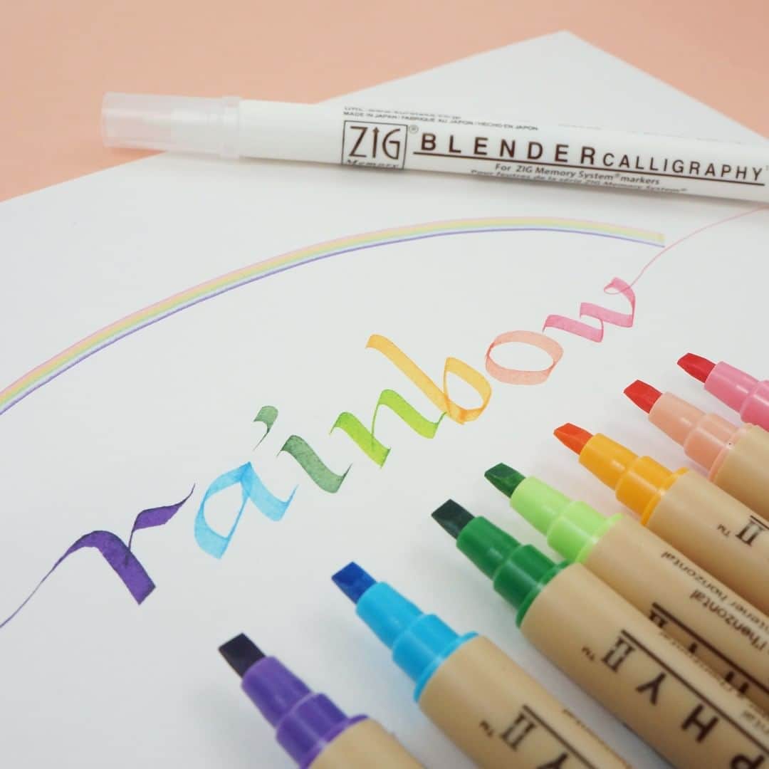 Kuretakeさんのインスタグラム写真 - (KuretakeInstagram)「ブレンダーで虹つくりませんか🌈！ZIG メモリーシステムカリグラフィーⅡ のブレンダーを使用することで7色の虹を描くことができます🌈ペン先に色を乗せて、あとは線を引くだけ！あっという間にきれいなグラデーションの完成です。クリスマスカードや年賀状にぜひ使ってみてください！  ZIG Memory System is designed for scrapbooking, journaling and cardmaking with water-based pigment ink to preserve treasured memories.  With this blender pen, you can draw a rainbow!  Made with: ZIGメモリーシステムカリグラフィーⅡ / ZIG MEMORY SYSTEM CALLIGRAPHY II ZIGメモリーシステムブレンダーカリグラフィー / ZIG MEMORY SYSTEM BLENDER CALLIGRAPHY BLENDER  #kuretake #呉竹 #kuretakezig #zigmemorysystem #calligraphy #journaling #cardmaking #scrapbooking  #chrismascard  #カリグラフィー  #カリグラフィー練習  #japanesestationery #bulletjournal  #年賀状 #クリスマスカード」12月16日 17時30分 - kuretakejapan