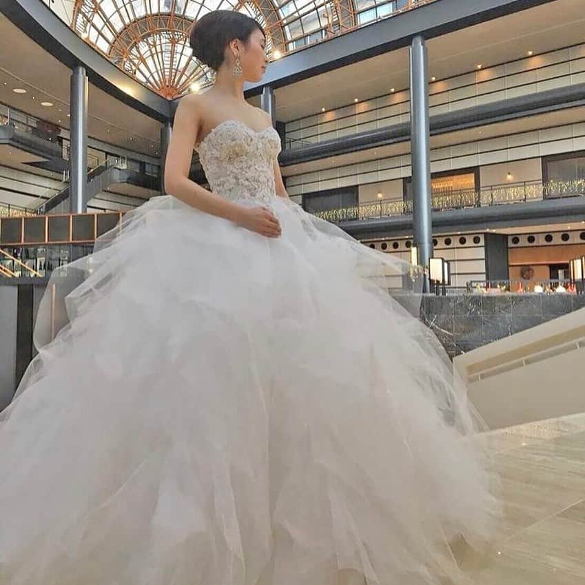 のインスタグラム：「【骨格診断  体型別に似合うドレス～】フォロワーの皆様からいただいた、ドレス診断のリクエストにお答えします！ 骨格診断の体型別（ウェーブ体型・ストレート体型・ナチュラル体型）におすすめのウェディングドレスをご紹介！  [ウェーブ体型]ドレス選びのポイントはこちら♡  ✓上半身が華奢なので、キラキラしたビジューやシースルー素材のトップスが◎  ✓ふわふわした柔らかなチュールたっぷりのプリンセスラインもおすすめ✨ 愛らしい花嫁さまになれちゃいます。  ✓繊細なレースやオーガンジーなど薄い素材が◎。  ちょっとしたコツで、体型カバーが叶います✨ ドレス選びの参考になるよう、お気に入りに保存してくださいね♡♡﻿ ドレスのお問い合わせは@dresses_weddingdress にDM💌  Dresses割引ございます!! ※諸条件あります お気軽にお問い合わせくださいませ。 ------------------------- ドレスは絶対に後悔したくない方の為の結婚式場紹介サービス始めました！  #ドレス選びから始める結婚式場探し @dresses_weddingdress のInstagramに掲載している #antonioriva や #mirazwillinger など、インポートウェディングドレスがお得になります✨ おしゃれな花嫁様のための式場紹介サービスです♡  ・紹介会場一覧▶@dresses_weddingdress Top のURLより ・Instagram▶ @dresses_concierge  ドレスを後悔したくない方、好きなドレスをお得に着たい方、 @dresses_concierge へDMにてお気軽にお問い合わせください♡ *⠀ #2021婚 #2021春婚 #2021夏婚 #2021秋婚 #福岡花嫁 #関東花嫁 #東京花嫁 #体型カバードレス #福岡プレ花嫁 #fiorebianca_dresses #Antonioriva_dresses #レースドレス #プリンセスドレス #プリンセスライン #aラインドレス #ウェディングドレス」