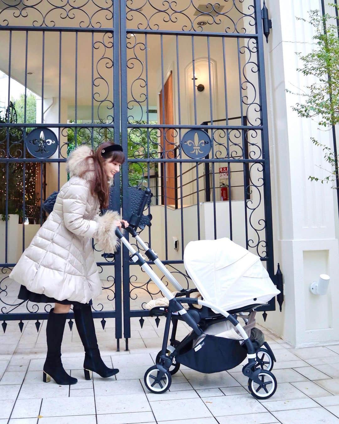 のインスタグラム：「👶🏻とお散歩🍀  この日のベビーカーは @bugaboojapan の 【bugaboo bee 6】です🐻‍❄️💡 フレッシュホワイトのカラーに一目惚れ🤍 サンキャノピーのカラーが豊富で迷ってしまった…🥺 シャーシもブラックかシルバーか選べたよ✨ 私は「フレッシュホワイト×シルバー」にしました🐣  ハンドルバーはなんと10段階で高さ調節できます💡 本体はコンパクトなのにタイヤのホイールが大きいから ガタガタした道でも滑らかに押せちゃう🚏 👶🏻も程良い揺れが心地良いようでスヤスヤ…💭 可愛いあくびの瞬間も撮れました🥱笑  しかも、新生児から48か月前後まで 長く使えるというのもありがたいポイント…❕ 背面に切り替えるときもシートの組み替えは不要で 簡単にかえられるところも本当に良い🙆‍♀️✨  ちなみに本体は片手で折り畳めて、 しかも自立してくれるので玄関もスッキリです🤍 帰宅後1人でもバタつくことなく片付けられて お散歩に行くハードルが下がりました✨ まだまだ寒くなるけど、 👶🏻にも少しずつ季節を感じてほしいな〜⛄️  #bugaboo#bugaboobee6#sponsored#castme#PR#バガブー#ベビーカー#ベビーカー選び#ベビーカーバッグ#バガブービー6#お散歩」