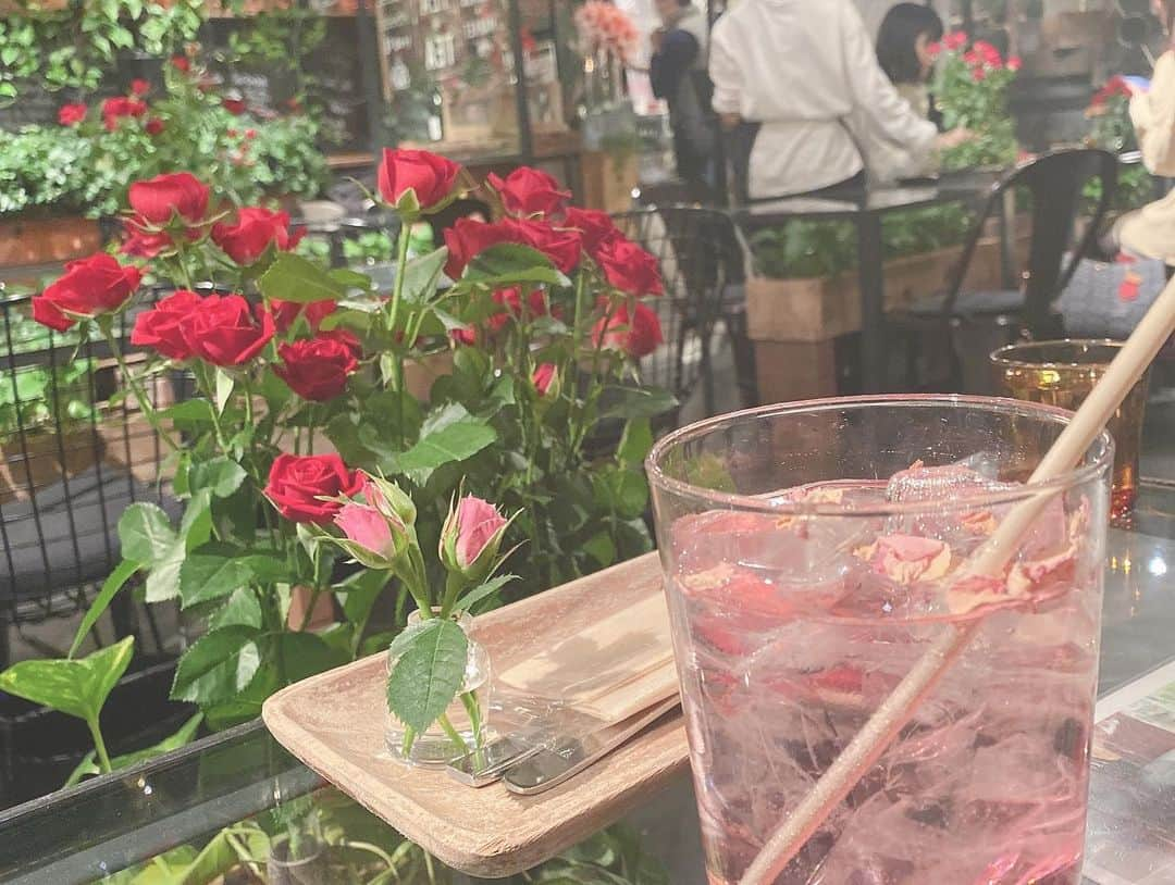 関口愛美さんのインスタグラム写真 - (関口愛美Instagram)「cafe→AR  #青山フラワーマーケット #cafe #mirrormirror #flower #薔薇のパフェ #表参道 #表参道カフェ #AR展示 #インスタレーション」12月16日 17時42分 - sekiguchiaimi