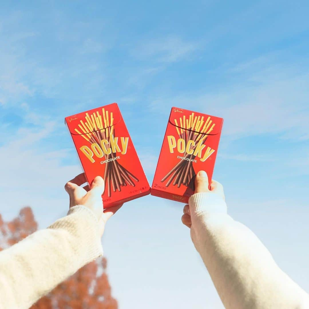 ポッキーさんのインスタグラム写真 - (ポッキーInstagram)「からっと晴れた青い空には、ポッキーの赤が映える♡  寒くて縮こまってしまいがちだけど、 空を見上げて深呼吸してみるとすっきりするかも！  *** ポッキーInstagramは、大切な人とのシェアハピな絆や思い出づくりをそっと後押しします♡みなさんの素敵な写真にもぜひ#ポッキー #青春シェアハピネス のタグをつけて投稿してくださいね✨  #pocky #ポッキー何本分 #楽しさ倍増」12月16日 17時42分 - pocky_jp