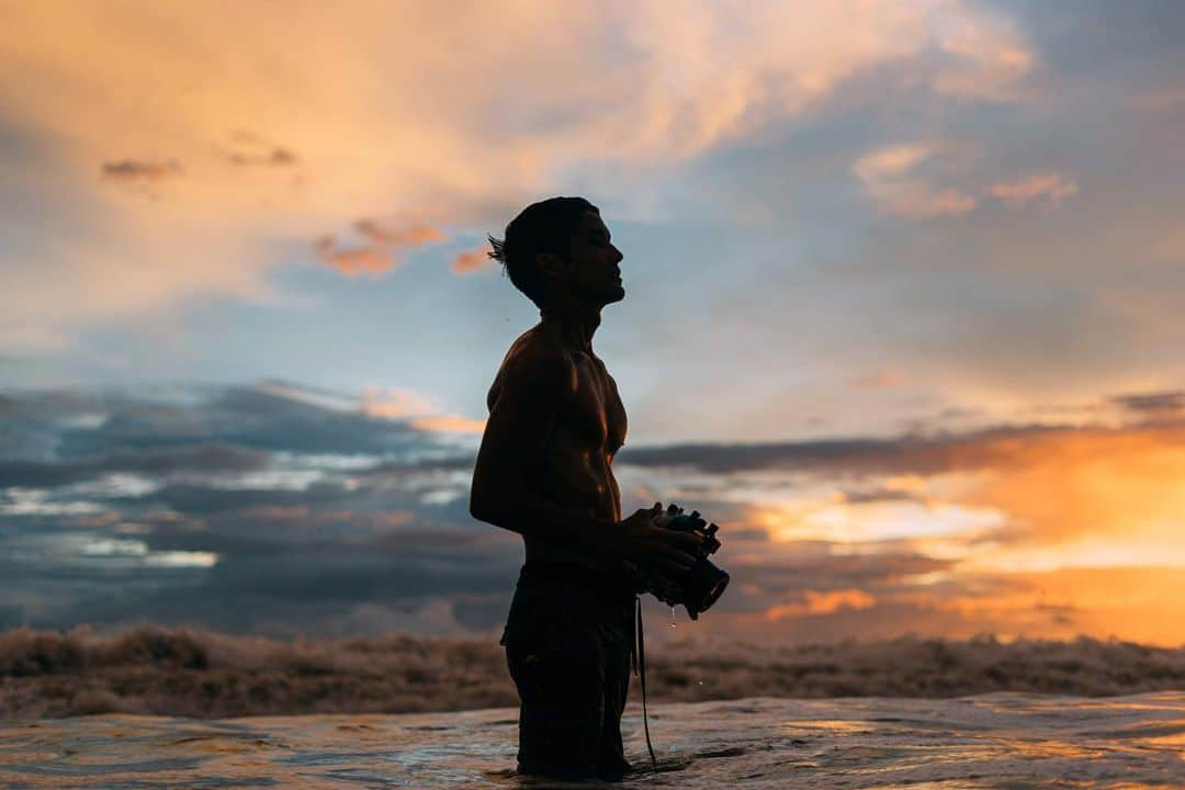 八代健さんのインスタグラム写真 - (八代健Instagram)「I have traveled to a lot of places from the north to the south of Thailand.   The Andaman Sea in the south is really another world to experience.   It is an outdoor paradise to explore and enjoy in this country I call home.   #AndamanSurfJourney #AmazingThailand #surfphotography #sunset #surf」12月16日 17時43分 - kenyashiro