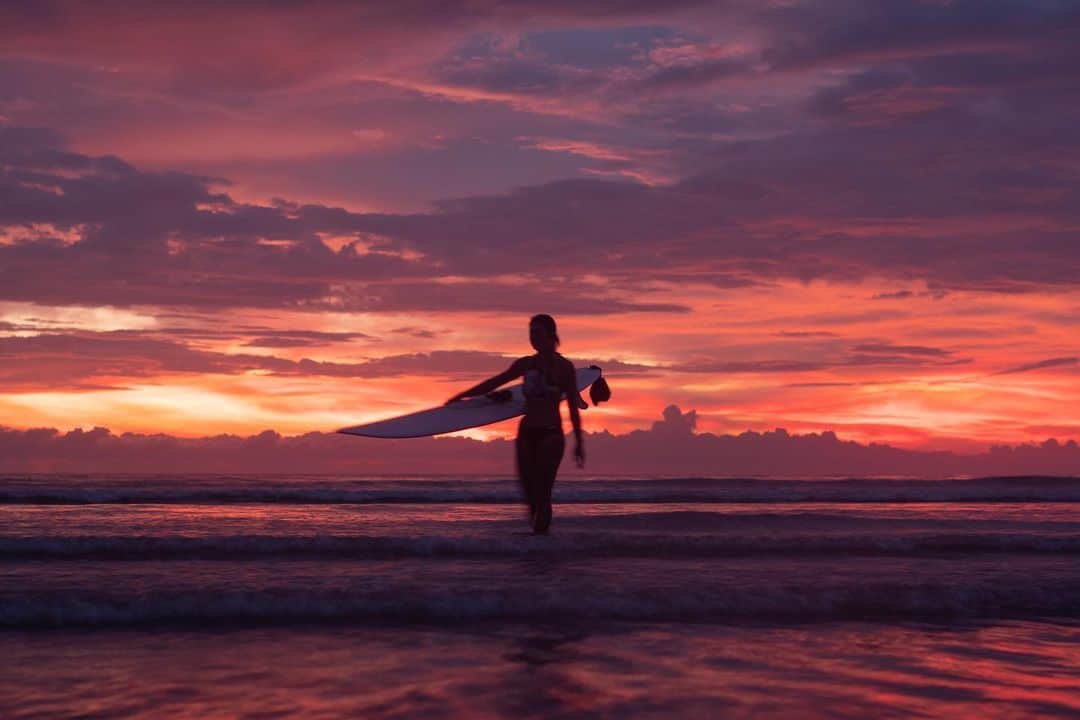 八代健さんのインスタグラム写真 - (八代健Instagram)「I have traveled to a lot of places from the north to the south of Thailand.   The Andaman Sea in the south is really another world to experience.   It is an outdoor paradise to explore and enjoy in this country I call home.   #AndamanSurfJourney #AmazingThailand #surfphotography #sunset #surf」12月16日 17時43分 - kenyashiro