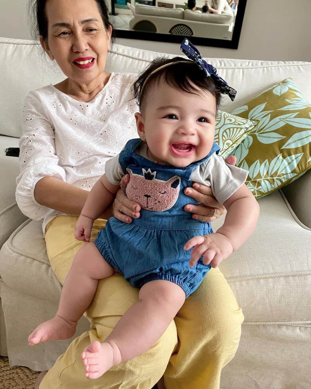Rianti Cartwrightのインスタグラム：「Cara Rose and Enin ❤️ thank you Uncle @hannie_roring, Auntie @anastasiacha and kakak Glowy for my outfit 😘」