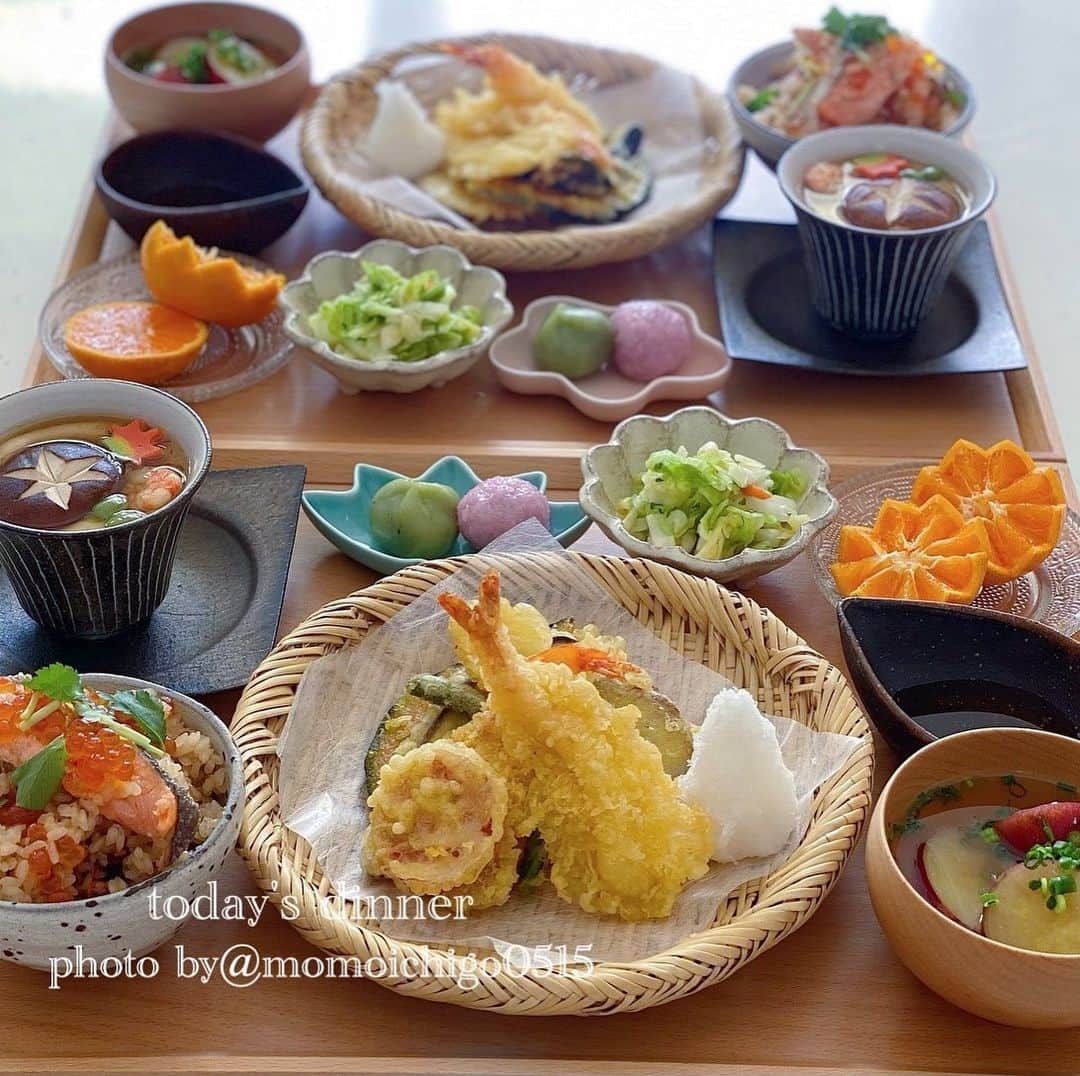 のインスタグラム：「今日の晩ごはん😊💕 . . ＊はらこ飯 ＊天麩羅 ＊茶碗蒸し ＊キャベツの浅漬け ＊サツマイモのお味噌汁 ＊みかん ＊和菓子 . .  #晩ご飯#晩ごはん#夜ごはん#夕食#おうちごはん#おうちごはんlover#おうちご飯記録#うちごはん#食卓#手料理#手作りご飯#料理写真#器好き#器#器集め#献立#家庭料理#奥田章#水野幸一#foodstagram #foodphotography #foodpic #followｍe #instagood」