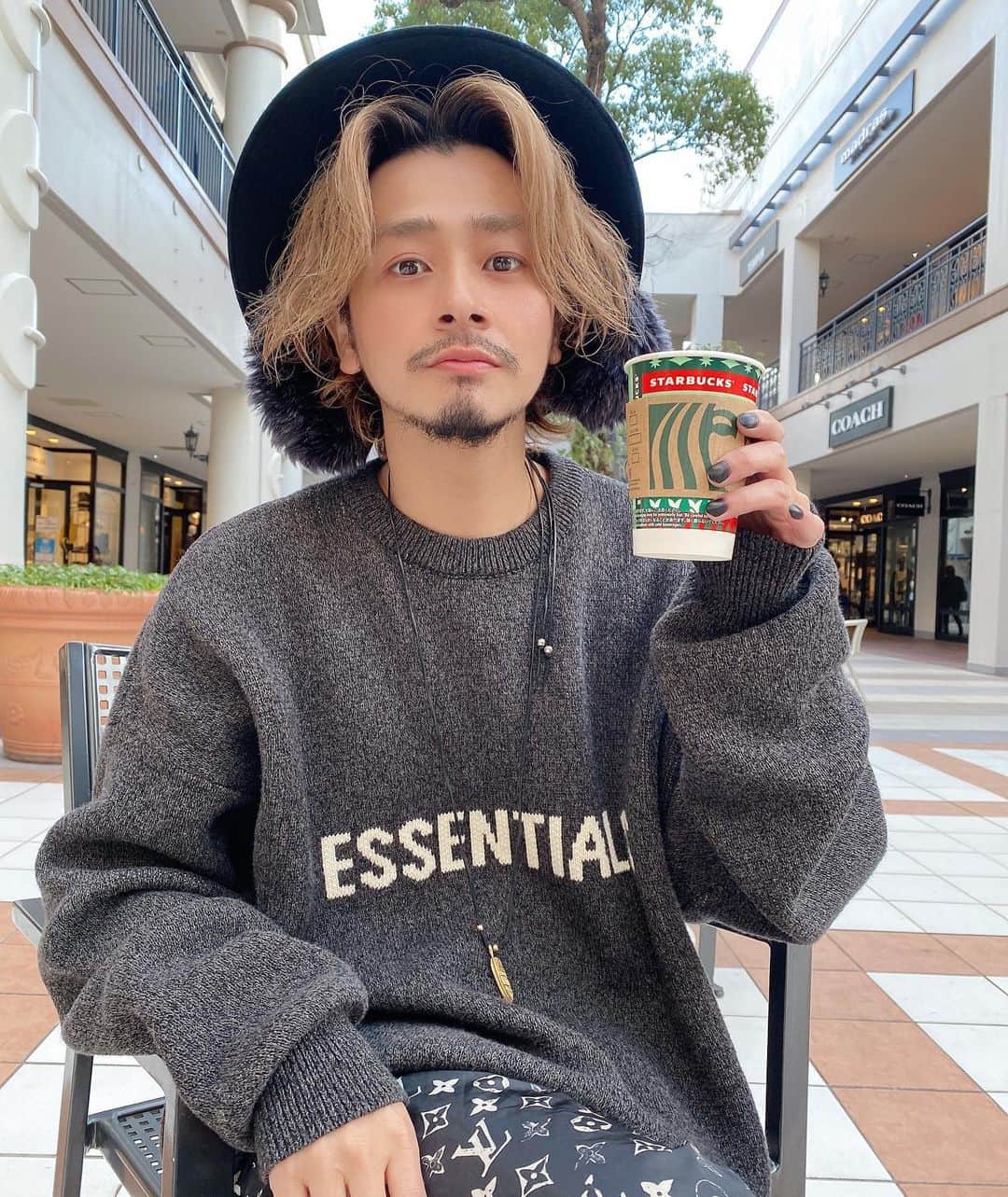 のインスタグラム：「【年始のご予約】 本日21時から 2021年1月🎍のご予約 1回目を開放します🪟 新年は1月6日より営業開始 します😆✨ 👫カップル👨‍👩‍👧家族での ご来店予約に関しては ♢お一人様ご予約をまずして下さい😊その後DMをよろしくお願いします🤲 【年末】 年末は31日まで営業してますので Aujuaのシャンプー、トリートメントをぜひ今年中によろしくお願いします🤲」
