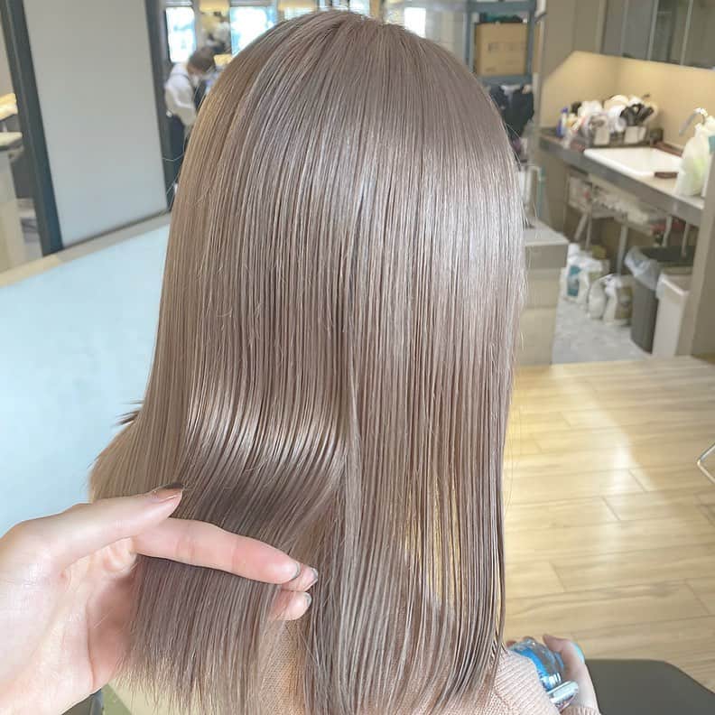 Beleza_official_instagramのインスタグラム：「ハイブリーチで作るミルクティーベージュ😊 .  ブリーチは誰に任せるかで仕上がりが全く違います。 .  絶対に失敗したくない方は是非指名予約をおすすめします！！ . 僕だけのオリジナルレシピとマル秘テクニックで艶々サラサラハイトーンにします！！」