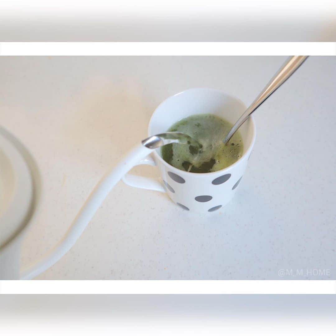 { m'm } *さんのインスタグラム写真 - ({ m'm } *Instagram)「2020.12.16 .. ♡﻿ ﻿ ﻿ 最近ハマってること〜✌️﻿ ﻿ ﻿ 自宅で過ごす時間を少しでも﻿ 退屈にしない為に 暖かい﻿ 飲み物の種類を増やしてます😊﻿ ﻿ ﻿ 今までは麦茶オンリーだったけれど﻿ ﻿ 緑茶にほうじ茶、珈琲も追加して﻿ 気分によって味を変えて飲んでます⸜( ¨̮ )⸝﻿ ﻿ ﻿ 今日はどれにしようかな？﻿ ﻿ って選ぶのが楽しい 🌿˒˒﻿ ﻿ ﻿ ケースを重ねて収納できて﻿ 取り出しやすいのも良いなと思って👏﻿ ﻿ ﻿ LOHACOで購入してみました🤫﻿ ﻿ ﻿ 今日はものすごく寒いので﻿ みなさんも体調お気をつけて！🥺﻿ ﻿ ﻿ ﻿ ＼ ✎ リクエスト, コメントはDMまで ☺︎ ︎ ／﻿ ─────────────────﻿ ▷ BLOG や 楽天Room その他SNS などは﻿ コチラから → @m_m_home 🐕˒˒﻿ ▷ タグもCheckして貰えたら嬉しいです!﻿ #モノの引き算で持たない生活﻿ ─────────────────﻿ ／ 割高だから今後は中身入れ替えよ〜と ＼﻿ ﻿ ﻿ #LOHACO #ロハコ #美収納 #マイホーム #シンプリスト #シンプルライフ #モノの引き算 #整理整頓 #整理収納 #ミニマリスト #ミニマリスト風simplerの暮らし #ミニマルスタイル #minimallife #持たない暮らし #好きなモノに囲まれて暮らす #掃除は嫌い #でも汚い部屋はもっと嫌い #収納 #珈琲収納 #食器棚収納 #daiso」12月16日 17時57分 - m_m_home