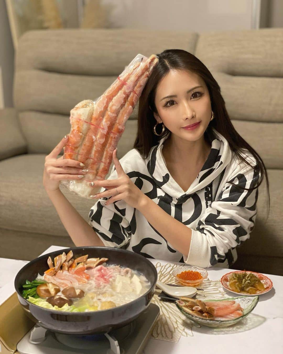 のインスタグラム：「年末に向けて食材調達❤️🦀﻿ ﻿ この北海道のお店が安くて美味しく、とっても大きくて最高なの🥺‼︎‼︎﻿ @kosei_food1 ﻿ ﻿ ﻿ ﻿ 蟹、いくら、ほたて、松前漬の4点セットで1万ちょいだった蟹さん🦀﻿ 思っていた3倍大きかった‼︎‼︎‼﻿ ﻿ ﻿ ﻿ 冷凍だから保存も効くし、この価格でこのボリュームと美味しさは初めて❤️﻿ ﻿ ﻿ 美味しくてぺろっと食べちゃったから自宅用に再注文、家族にも贈ったよ✨﻿ ﻿ ﻿ ﻿ ﻿ 大きさに驚かれ、味に喜んでもらえるからギフトにも良くって、 北海道の食材は最近ずっとここにお世話になってる🥰❤️﻿ ﻿ ﻿ ﻿ ﻿ ﻿ #函館海鮮 #函館 #函館グルメ﻿ #北海道 #北海道グルメ #お正月 #年末年始 #鍋 #蟹鍋 #蟹 #自炊 #いくら #お買い得 #ちはごはん💋」
