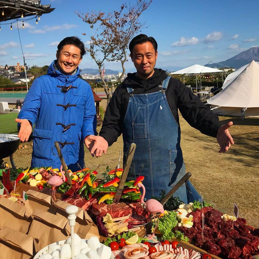 下山英哉さんのインスタグラム写真 - (下山英哉Instagram)「グランピングしませんか⁉️  鹿児島のシンボル・桜島と錦江湾が 見渡せる絶景グランピング施設 グッドラック〜スターガーデン〜  アメリカの契約牧場から 輸入したビーフを BBQで「ニクざんまい」🍖  市街地から近いところで 非日常に触れることで 鹿児島の魅力を 再発見です‼️  #グッドラックスターガーデン  #グランピング #桜島と錦江湾を眺めながら  #BBQ #デイキャンプ #日帰りキャンプ  #mbc1ch #mbctv #ニューズナウ #下山英哉 #アナウンサー #announcer  #kagoshima #camp  #glamping  #glamorouscamping  #glamorouscamp  #glamorousbeef #fromusa」12月16日 17時50分 - shimoyama.hideya