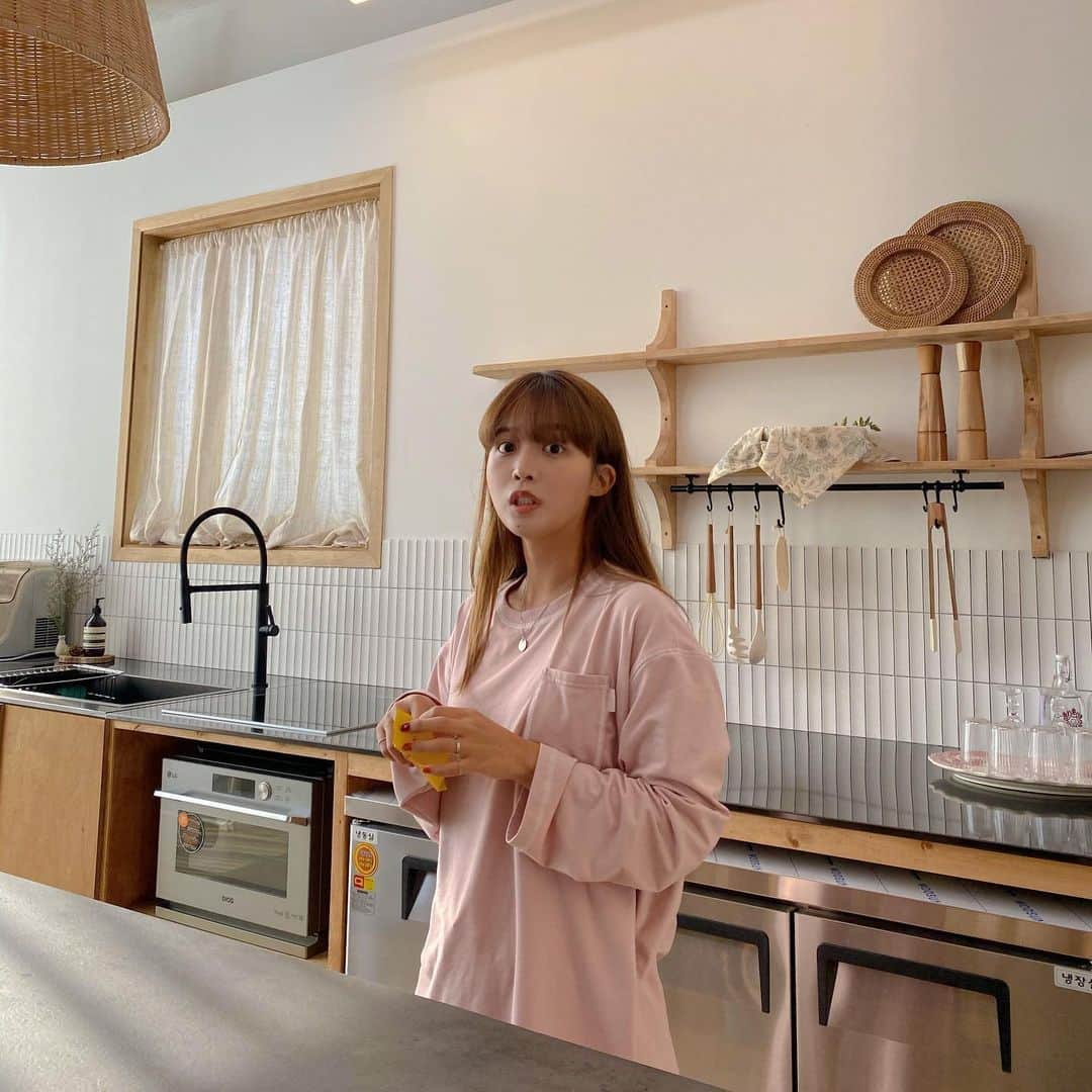 キム・ダヘのインスタグラム：「다루세상X쫀쫀이지 많이 기다리셨죵 여러분!!! 드뎌 낼 오전 11시 오픈🎅🏼🎄  공구가 39,000 원 무료배송 + 추가 이벤트!!!  💜 3000원 추가할인 할인쿠폰 발급 💜  **쿠폰 시리얼 : CC14-16D5-6A12-9858 라이킨 공홈 회원가입 후 고객님이 직접 "회원가입-쿠폰등록" 하여 구매시 적용하시면 됩니다! ( 쿠폰발행은 내일 오전 9시부터! )  쿠폰이름- ♥다루세상X쫀쫀이지♥ 추가 할인쿠폰 유효기간-  2020.12.17 [09:00] ~ 2020.12.19 [22:59]  쿠폰속성- 3,000원할인 쿠폰 쿠폰금액제한- 다루세상 쫀쫀이지 상품 70,000원 이상 구매시  1,000개 한정, 선착순 발행입니다!  쫀쫀이지는 제가 살면서 입어본 잠옷중에 제일 편해요... 여러분들도 꼭 느껴보시길,,, 내일 만나요오오~~~ #라이킨#쫀쫀이지#공동구매#공구」