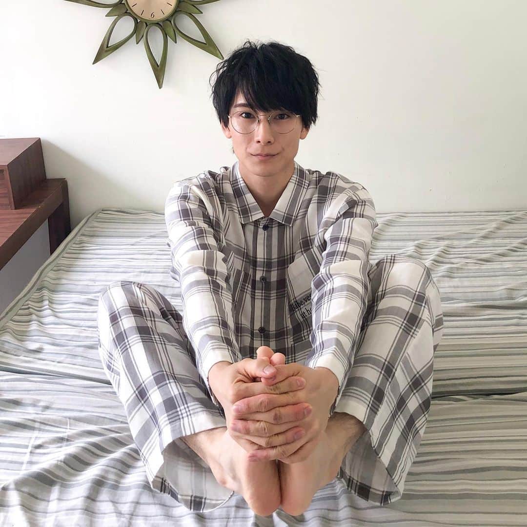 朝田淳弥のインスタグラム：「. カレンダーオフショット 〈1.2月〉 撮影でパジャマ着ました。 ちなみに家での寝巻きはスウェット派です！ . パジャマ @peachjohn_official  メガネ @oliverpeoples  . #2021年カレンダー」