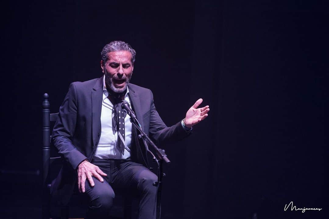 のインスタグラム：「Pedro el Granaíno & Antonio Patrocinio y viceversa. Ayer en #SumaFlamenca 2020   Pedro el Granaíno entre los titanes Morente y Camarón Por @gomezgufi  Reseña, fotos y video   En la portada de nuestra web deflamenco.com  https://www.deflamenco.com/revista/resenas-actuaciones/pedro-el-granaino-entre-los-titanes-morente-y-camaron.html  @pedro_elgranaino @patrocinio_hijo   #flamenco #deflamenco #flamencomadrid #canteflamenco  📷@manjavacas.flamenco」