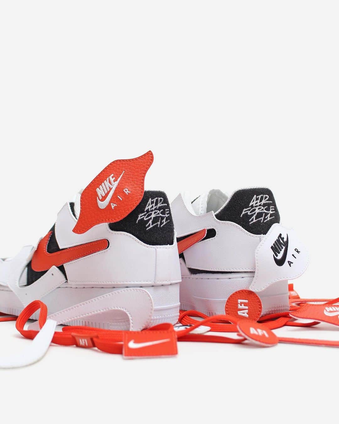A+Sのインスタグラム：「2020. 12. 19 (sat) in store﻿ ﻿ ■NIKE AF1/1﻿ COLOR : WHITE/WHITE-BLACK-COSMIC CLAY﻿ SIZE : 23.0cm-25.0cm、26.0cm-29.0cm、30.0cm﻿ PRICE : ¥15,500 (+TAX)﻿ ﻿ アレンジ可能なエア フォース 1が登場。取り外しができるオーバーレイを備えたクラシックなデザインなら、時代を超越したシルエットに自分らしさを加えられる。すっきりとしたオールホワイトのカラーをコズミッククレイのシャープなアクセントで強調。ワードマークとスウッシュを使った取り外し可能なグラフィックで個性をアピールできる。このユニークなシューズで、ホリデーシーズンに独創性を発揮しよう。﻿ ﻿ G-Dragon, an avant-garde artist who masters various creative tools, has begun to move toward the creation of utopia. I will never forget the hope that one day I will realize my dream, even if I am suppressed by the hidden power. Finally, the latest model, the Nike x G-DRAGON Air Force 1, was released. Underneath the overpainted white paint, there is hope that has swelled greatly while continuing to create.﻿ ﻿ #a_and_s﻿ #NIKE﻿ #NIKEAF1﻿ #NIKEAF1/1﻿ #NIKEAIRFORCE﻿ #NIKEAIRFORCE1」