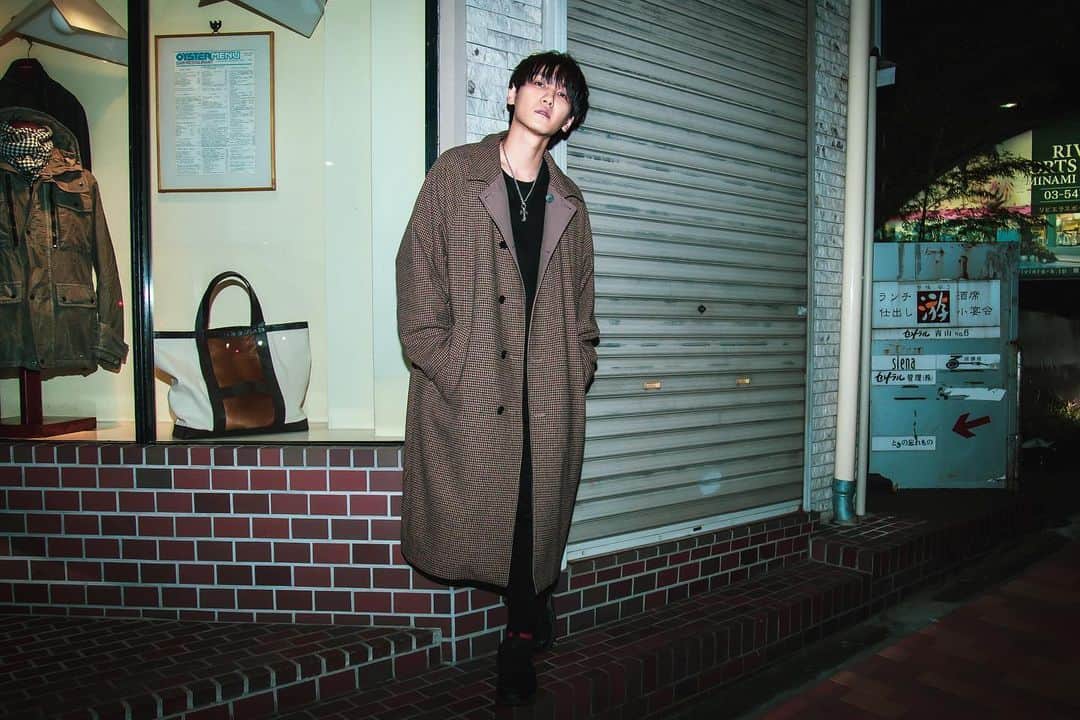 YUTAのインスタグラム：「カメラマンやった後に被写体になるやーつ。 サムが撮ってくれたんだけど、めっちゃいい感じ📷  #UNIONE #YUTA  #all_shots #art #blackandwhite #capture #color #composition #exposure #focus #moment #snapshot #写真部　#写真好きと繋がりたい」