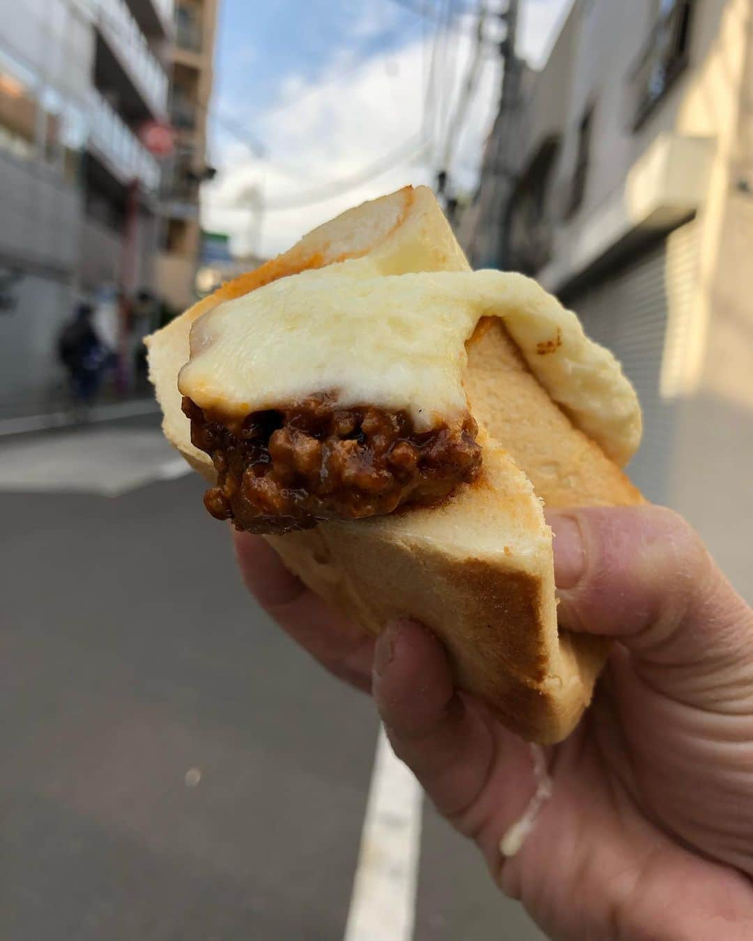 Coffee & Toast Tokyoさんのインスタグラム写真 - (Coffee & Toast TokyoInstagram)「"熱熱チーズどつぶり"ぱん！ 🧀🧀🧀🧀🧀  あまりにも寒いので、 こんな日は熱々のチーズをまかないにしてみました。  言わずもがなですが、 味わいは、 食パンにたっぷりのチーズ、 ボロネーゼソースの三位一体感がたまらないです😋😋😋  ⚠️ 12月17日(木)は、 仕込みのため、店休となります。 ご予定いただいていた方、 すみません。  #トースト #トーストアレンジ #食パンアレンジ #田園都市線カフェ #田園都市線パン #食パン #世田谷カフェ #東京パン屋 #パンスタグラム  #吐司 #paingrillé #torrada #toast #toasttuesday #tostadas #東京カフェ  #三軒茶屋カフェ #カフェ #photooftheday  #スイーツ部 #三軒茶屋 #food #ペリカンパン #チーズ #シカゴピザ #チーズフォンデュ #熱々 #cheese #とろとろ #とろーり」12月16日 18時07分 - coffeetoast2