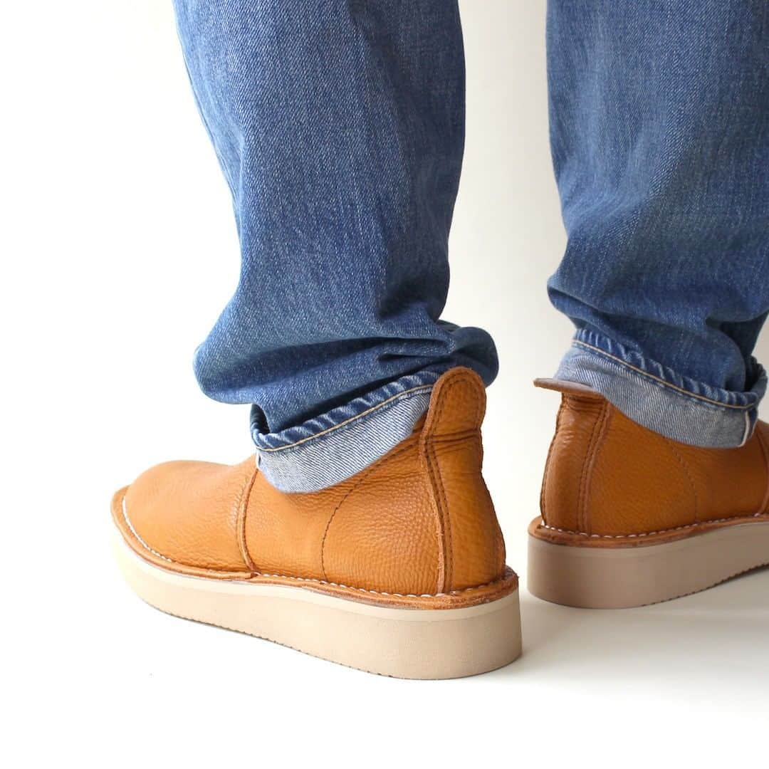 のインスタグラム：「《TODAY'S PICK UP》  SWIFT LO LEATHER -Camel-  履き込む程に経年変化が楽しめるレザーで SWIFT-MIDに続きローカットも発売中  ミドルカット以上に合わせ易く、 スタイル問わず年間を通してご着用できます。 ソール交換も可能で長くご着用もいただけます。  www.rfwtokyo.com  ONLINE SHOP http://www.rhythmtokyo.com/shopdetail/000000000804/001/O/page1/recommend/  #rfw #rfwtokyo #rhythmfootwear #sneaker #sneakers #kicks #instashoes #instakicks #sneakerhead #sneakerheads #nicekicks #sneakerfreak #kickstagram #2020aw #autum #winter #tokyo #rpm #rhythmprimarymarket #swift #leather #camel」