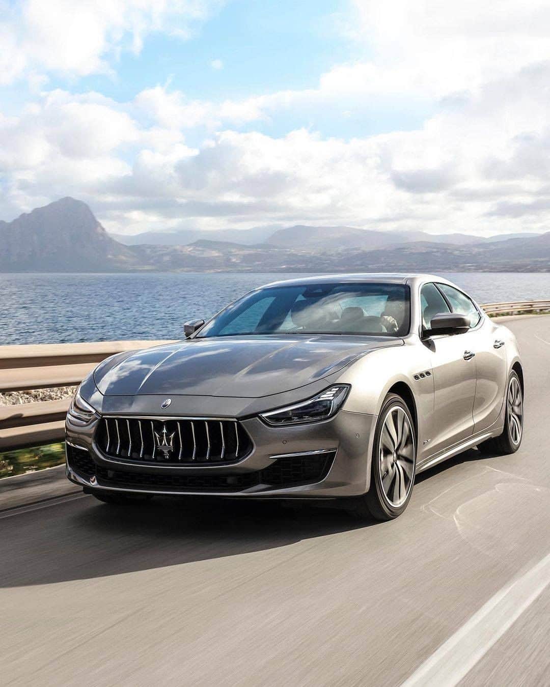 Maserati Japan | マセラティ ジャパンのインスタグラム：「究極の贅沢とエレガンスに、先進のテクノロジーが生み出す圧倒的なパワー。ギブリは、マセラティが持つ革新や競争、勝利への飽くなき情熱の賜物です。  ギブリの詳細はこちら https://www.maserati.com/jp/ja/models/ghibli  #Maserati #マセラティ  #MaseratiJapan #マセラティジャパン #Ghibli ##Maserati #マセラティ  #MaseratiJapan #マセラティジャパン #Ghibli ##キプリングギブリ」