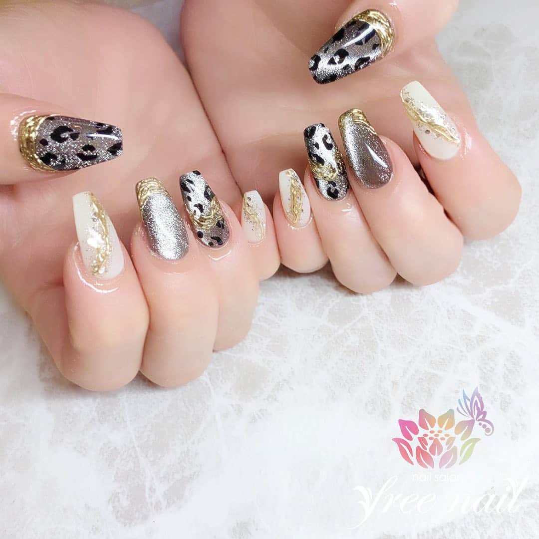 free nail フリーネイルのインスタグラム：「. お客様ネイル💅🏻❄️ . アニマルギャラクシー🐆🌌✨ . 大人デザイン⚜️✨ . ご来店ありがとうございました🙇🏻‍♀️🙇🏻‍♀️🙇🏻‍♀️💗 . #ネイルアート #ジェルネイル #ネイルサロン #大阪ネイルサロン #ネイルデザイン #ネイルチェンジ #マグネットネイル #スターギャラクシーネイル #メタリックネイル #グリッターネイル #ホワイトネイル #シルバーネイル #デザインネイル #トレンドネイル #シンプルネイル #大人ネイル #ロングネイル #冬ネイル #winternails #nailsart #nailsdid #美甲 #日式美甲 #日式美甲胶 #日本美甲师 #日本美甲老师 #美甲上课 #日本胶 #フリーネイル #freenail」