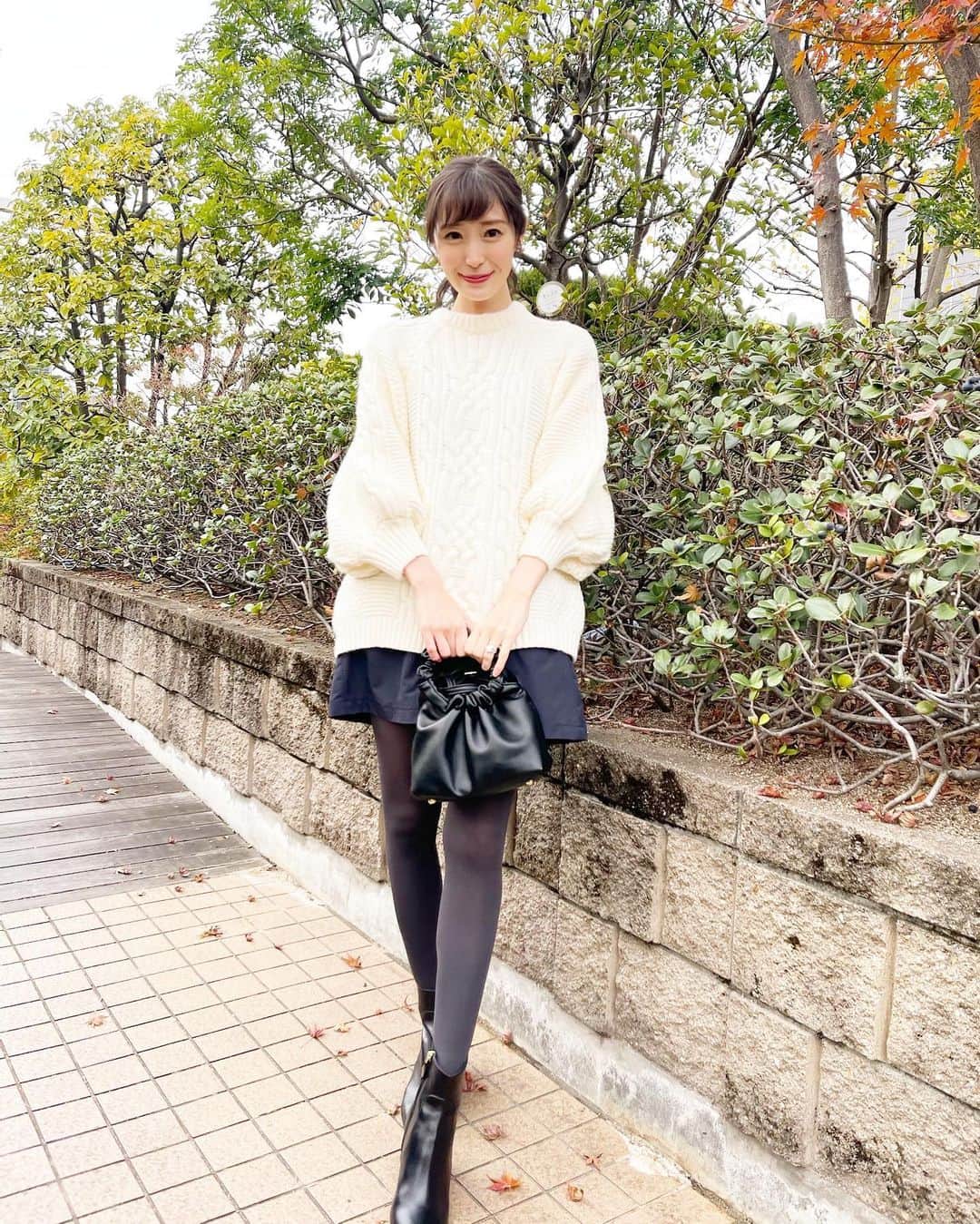 小林真由のインスタグラム：「毎年買い足すボリュームニット。﻿ ぼてっとして可愛い☃️﻿ knit&bag: #nugu pants: #rosymonster﻿ boots: #louisvuitton ﻿ ﻿ ﻿ @nugu__official のバッグはショルダーにしてマザーズバッグと一緒に使ってます♡﻿ 最近はネットショッピングばかりを夜中にぽちぽち。﻿ ﻿ 今発売してるみさとんセレクトのアイテムも本当に可愛くてよくチェックしてます🥺🎄﻿ ﻿ ﻿ ﻿ #ヌグ #ファッション #コーデ #冬服 #ママコーデ #ランチ #女の子ママ #男の子ママ #ママライフ #コーディネート #2歳 #生後4ヶ月 #ベビー #二人育児」