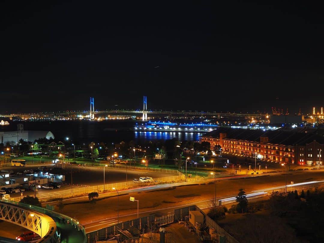 のインスタグラム：「また素敵な夜景鑑賞スポットを見つけてしまった。 #気象予報士 #夜景観光士 #冬は夜景がキレイな季節です #横浜夜景 #夜景スポット #いちおこれもお仕事」
