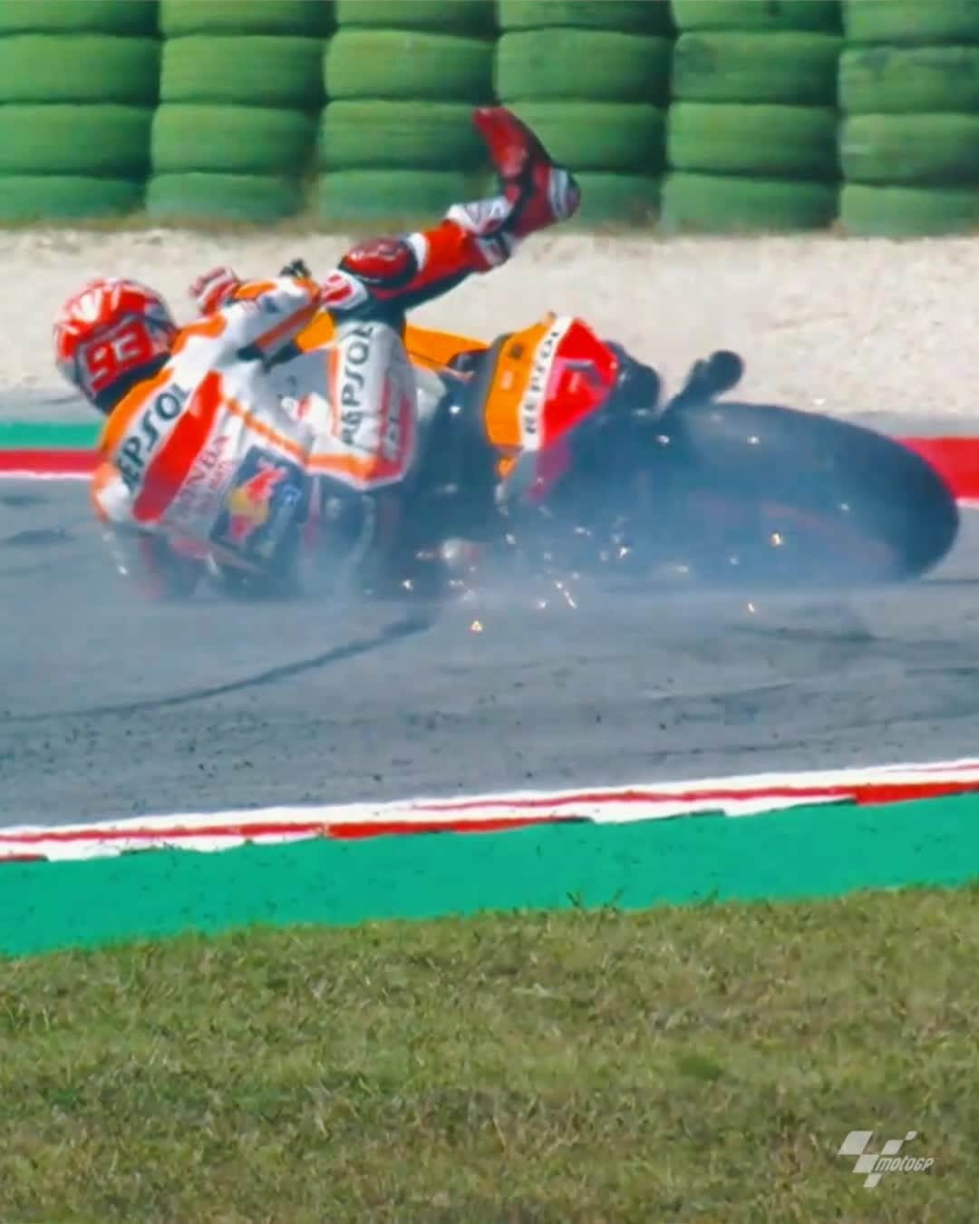 レッドブルのインスタグラム：「from crash to full recovery in less than *60 seconds* 🤯 aint nothin' stopping @marcmarquez93 🙌 😆   #redbull #givesyouwiiings #motorsports #motogp #grandprix」