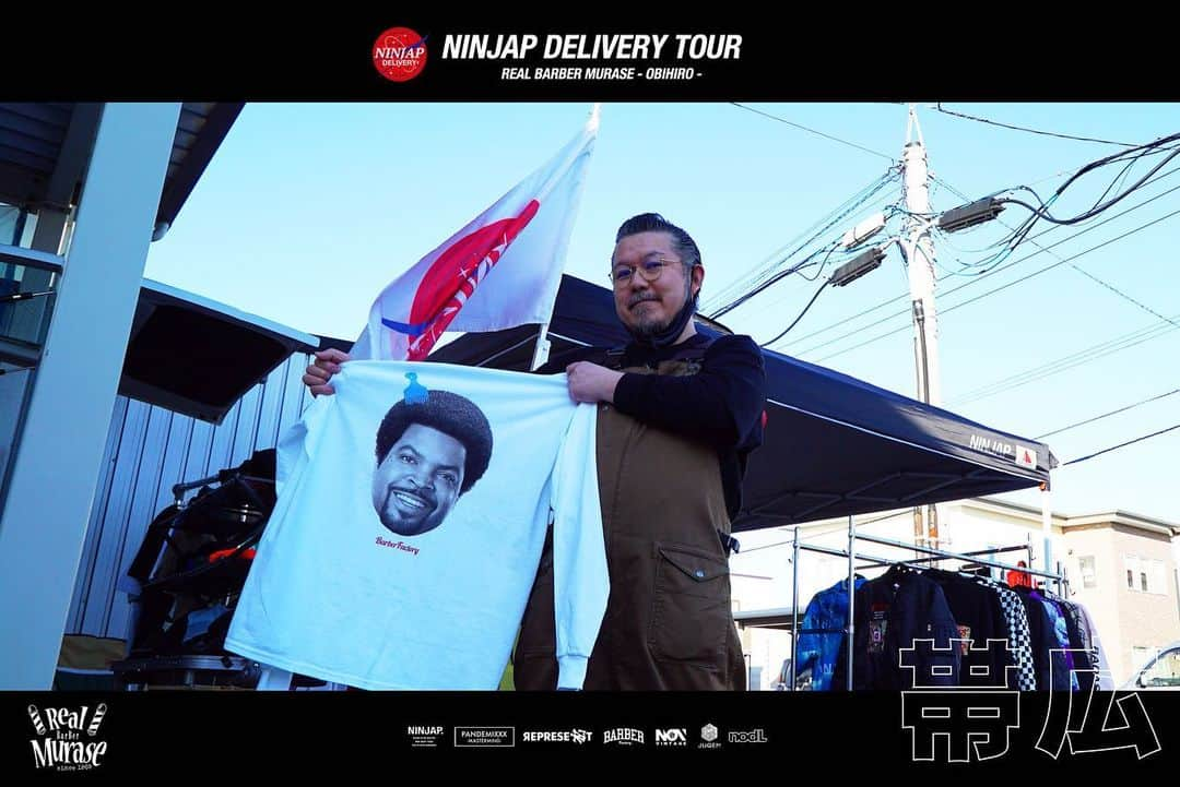 MARTONのインスタグラム：「NINJAP DELIVERY TOUR [ 帯広 ]  コロナ禍という事もあり、新しい展示ツアーの形として行った今回のツアー。 [NINJAP DELIVERY TOUR ]と称し、展示車両で全道を周り、全会場屋外で万全の感染症対策を講じた展示販売会を開催いたしました。  第3弾は帯広そして北海道を代表するBARBER SHOP [  REAL BARBER MURASE ]さんとタイアップして頂き、 店舗前に特設スペースを設けて屋外販売会を行いました！😊  そして今回は自分が10代の頃からの盟友BULL君と そのブランド「BooNieS」と迎えて一緒に展示販売を致しました！⚡️  実は帯広は自分が生まれた故郷という事もあり、どうしても実現したい場所でした😊  BARBER / 音楽 / ファション….ストリートカルチャーがミックスしたとても良い環境になり 自分が店頭に立っている事もありましたがこの日はブル君もお客さんを対応してくれた為少しだけ写真等撮れました😊  オープンから終始お客様が途切れない状態で、帯広各地をはじめ、近郊から本当に沢山の方にご来場頂きました🙏  それもブル君、今回携わってくださった方々、告知など力を貸してくれた沢山の仲間逹のおかげです🙏 改めて本当にありがとうございました！  ブル君またやりましょう！🤜🏽🤛🏽  ケイタ君も撮影の合間に来てくれて、久しぶりに会えて嬉しかったです😊  そして今回協力してくださった村瀬さん本当にありがとうございました！ また遊びに行かせて頂きます🔥 出会いをスタートにこれからも宜しくお願い致します。🤜🏽🤛🏽  村瀬さんが最高のメンズスタイルを提案してくれますので、 帯広近郊の方は是非とも[ REAL BARBER MURASE ] に立ち寄ってみてください！⚡️  REAL BARBER MURASE :  〒080-0041 北海道帯広市西１１条北５丁目６−１２  #北海道#帯広#帯広理容#帯広床屋#バーバーショップ#BARBERCAPE#床屋#理容師#barber#obihiro#usedclothing#NINJA#NINJAP#ART#hokkaido#pandemixxx#represent#barberfactory#notvintage#jugem#nodl#seafoodmafia#忍者#札幌#street#アパレルブランド#和#japn#japanese/ナマラヤバイ」