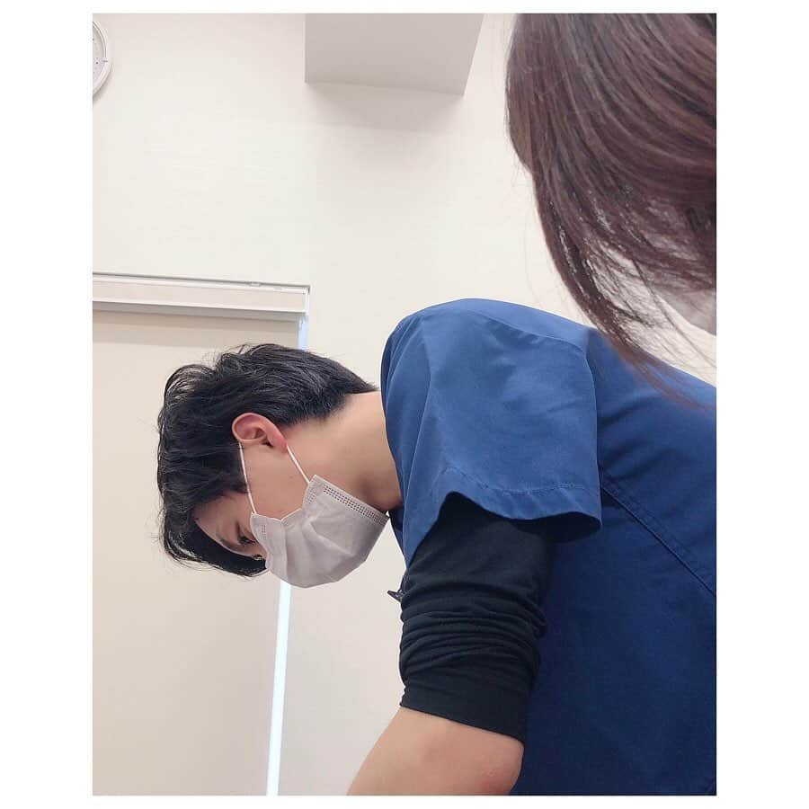 高田汐美さんのインスタグラム写真 - (高田汐美Instagram)「２回目の脂肪溶解注射💉を東京中央美容外科新宿東口院(@tcb_shinjuku_higashiguchi ) で打ってもらったよ🐷❤️ 担当は変わらず倉島先生(@tcb_kurashima )  打ってもらった太ももは若干効果出てた！  会食続きだから朝昼はもらったこのスムージーで乗り切るよ🥲  最後に先生の盗撮写真をどうぞ  #ダイエットならTCB東京中央美容外科 #美容整形ならtcb東京中央美容外科  #東京中央美容外科  #美容外科　#新宿　#東京中央美容外科新宿東口院　#倉島侑希  #ドクターズダイエット　#ダイエット　#新宿東口　#pr」12月16日 18時05分 - shiominniee