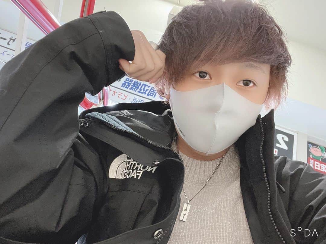 らーくんのインスタグラム：「髪いい感じになった🥰 こういうシンプルな服どうですか  #メンズヘア  #学生  #日常」