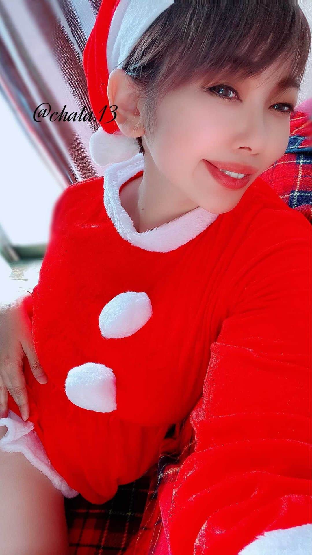 のインスタグラム：「@bjlove_diary  ビジョダイアリー様のアカウント内でクリスマス企画をやるよぉ🎄✨❤️あなたの投稿も掲載されちゃうかも？みんなタグつけて投稿してね！！  人気のインスタグラマーさんなどの可愛い投稿も見れるよ❄️❤️  可愛い推しメン探しはビジョラダできまり！！クリスマス投稿をチェックしてね🎅💕💕💕💕💕  今年の冬はおうちでクリスマス！！🏠  #コスプレ #サンタコス #クリスマスプレゼント #クリスマスローズ #christmasdecor #サンタクロース #christmasdecorations #sexyphoto #美人 #美女 #RED #モデル撮影 #photography #可愛い#セクシー#santaclaus #ビジョダイアリー #コスプレ女子　#beautiful#linda#美魔女」