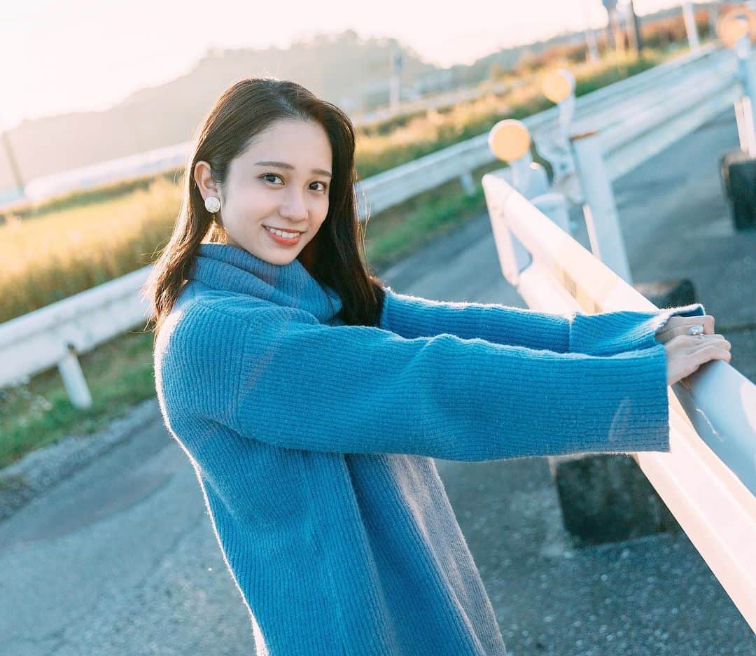 生形由佳のインスタグラム：「. . 💙👗🦋💎💠  青色が落ち着くから好き〜  青色の服選びがちだけど 1度着たら印象強すぎて 何回も着れないのが悲しい🙃  #冬コーデ #ニット #flowerium  #flowers  #青  #青色」