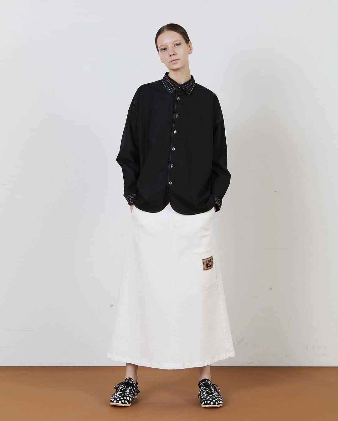 FRAPBOISofficialさんのインスタグラム写真 - (FRAPBOISofficialInstagram)「〈カラーステッチ〉  襟とカフスに付いた、カラフルなハンドステッチ風の刺繍がかわいいシャツ。ややゆったりとしたワイドシルエットで、キメ過ぎないリラックス感を演出しています。  Shirt 17,200yen+tax (White/Black)  #frapbois #フラボア #2021 #spring #summer #precollection #プレコレクション #festivalofcolors #フェスティバルオブカラーズ #shirt #シャツ #embroidery #エンブロイダリー #handstitch #ハンドステッチ #relax #リラックス #relaxwear #リラックスウェア #onemilewear #ワンマイルウェア #tokyo #japan」12月16日 18時09分 - frapbois_official