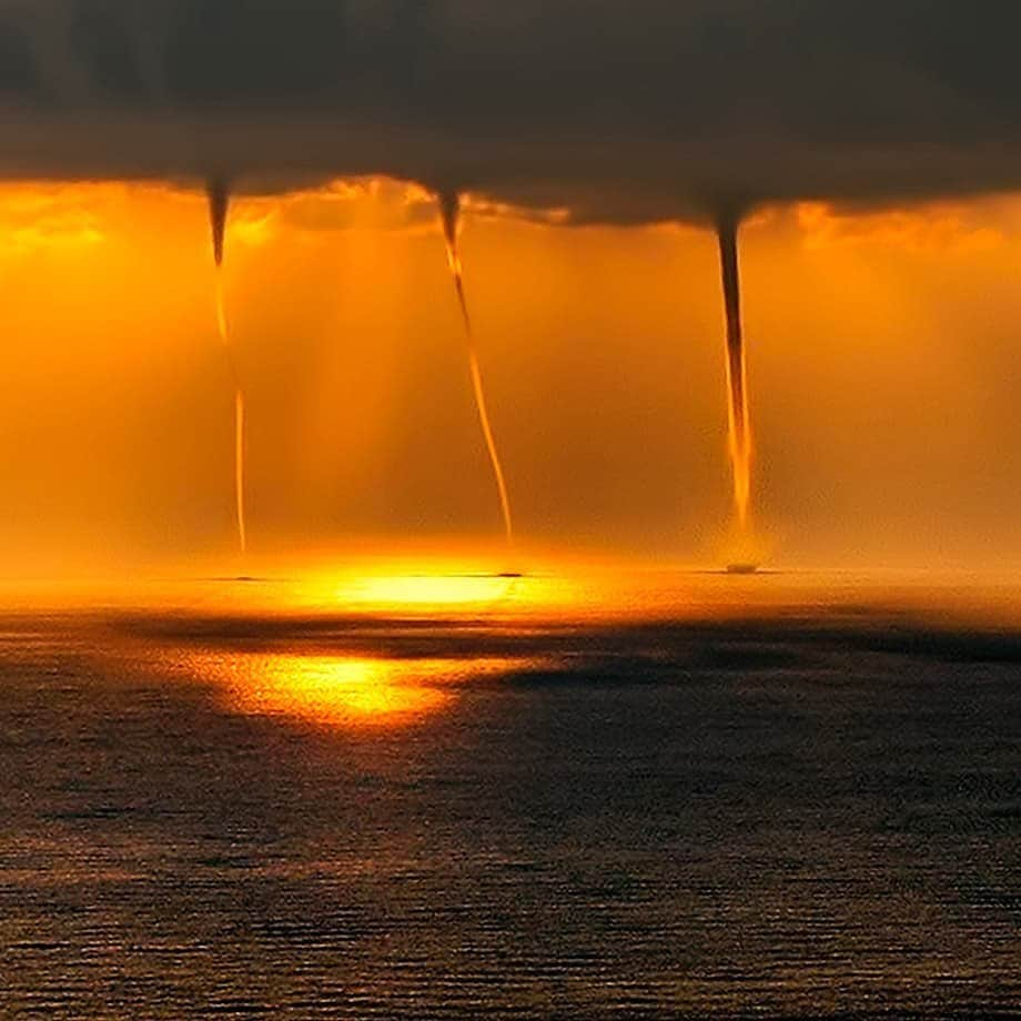 Canon Photographyさんのインスタグラム写真 - (Canon PhotographyInstagram)「Triple waterspouts in Turkey 🌪 Photography // @mehmetgokyigit Curated by @steffeneisenacher  #turkey #waterspout #tornado #thunderstorm #aerialphotography #sunsetphotography」12月16日 18時12分 - cpcollectives