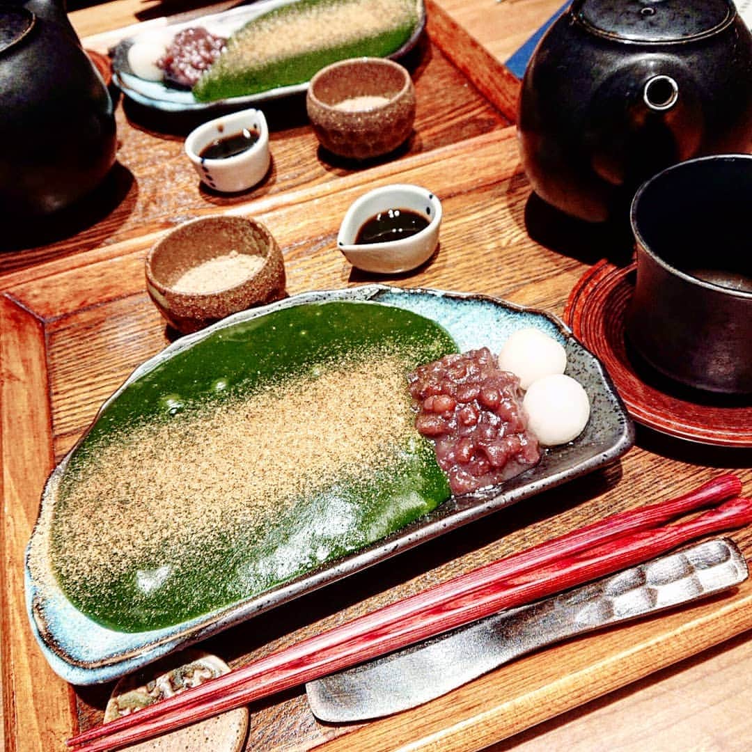 西内みなみさんのインスタグラム写真 - (西内みなみInstagram)「新宿 茶寮翠泉🍵 出来たて温わらび餅お濃い抹茶 煎茶orほうじ茶付(￥1,150+税) . 抹茶がとにかく濃いし、 もちもちぷるぷるが美味しすぎた〜🥰❤❤ わらび餅がこんなに愛おしく感じたのは 初めて🤣笑 . ぜひ和が好きな方行ってみてねん🥺🤍 . #茶寮翠泉 #新宿 #カフェ #cafe #新宿カフェ #japan #sweets #tokyo #和 #和スイーツ #わらび餅 #出来たて温わらび餅 #カフェ巡り #カフェスタグラム #いいね返し」12月16日 18時12分 - miiiiiiu3u6