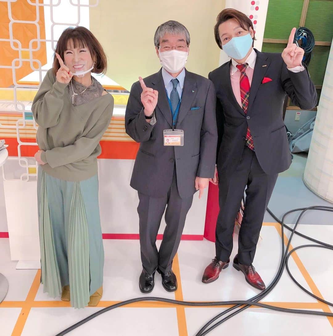 岩本初恵さんのインスタグラム写真 - (岩本初恵Instagram)「テレビ長崎でした つけまつ毛 皆様から温かいお言葉 嬉しい  勇気もってアップして 良かったです  ところが マーケティング部から  テレビやCMのイメージが あるので ナチュラルメイク NG  慌ててつけまつ毛 付けに帰りました  たまには つけまつ毛無しで アップしますね  長崎も寒い 粉雪が降ってます  寒い一日 コロナに風邪 気をつけて下さいね  YouTubeチャンネル はっちゃんアカデミー 本日の夜9時に 新しい動画を アップします  ぜひご覧くださいね はっちゃんアカデミーは インスタのプロフィールの リンクから ご覧いただけます  そしてオンラインサロンも 大人気です 毎週木曜日は 自宅からの 生ライブ配信  いろんな質問やお悩みに その場でお答え しております  オンラインサロンの情報も インスタのプロフィールの リンクから ご覧いただけます^_^  #はっちゃんTV #今日のコーデ #生放送 #福岡 #佐賀 #長崎 #熊本 #愛しとーと #コラーゲン #テレビ #私服 #学び #ファッション #ユーチューバー #はっちゃんアカデミー #youtuber好きな人と繋がりたい #チャンネル登録 #ユーチューブ #経営者 #オンラインサロン #aishitoto #fun #fashion #tv #smile #YouTube #YouTuber #YouTube #YouTuber」12月16日 18時12分 - hatsue_iwamoto